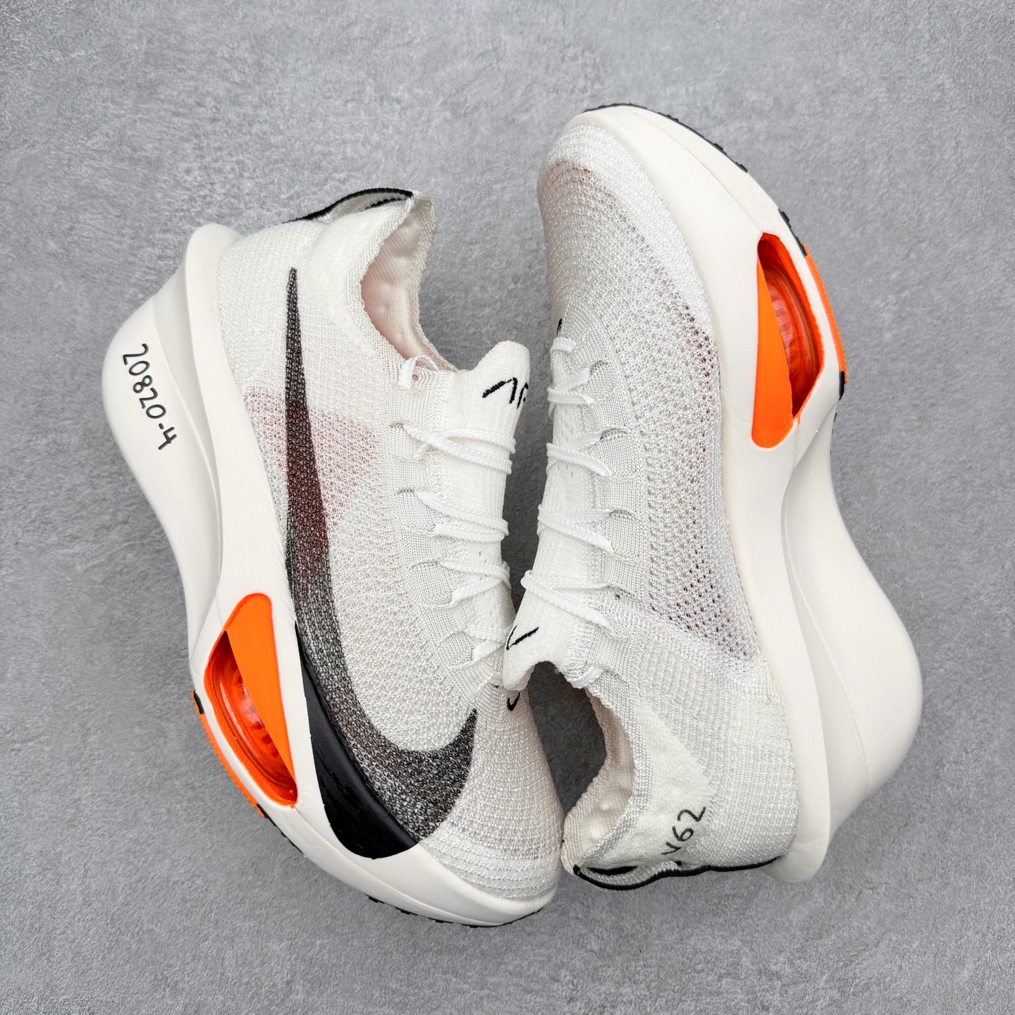 图片[3]-＃福利特价 NK Air Zoom Alphafly NEXT% 3 2024全新马拉松超级跑鞋 有史以来最轻盈、测试次数最多的NK Alphafly 经过精英马拉松运动员的测试验证 并搭载Air Zoom气垫 旨在助力跑者实现突破 取得更佳的成绩 在开发过程中 Alphafly 3帮助耐克运动员凯尔文·基普图姆（Kelvin Kiptum）以2：00：35的成绩刷新了马拉松世界纪录 Alphafly的动力设计没有改变——Air Zoom气垫单元、Flyplate碳纤维板和ZoomX泡绵 但是整体系统的制作方法略有调整 优化和提升了对运动员的帮助 主要更新包括一体式鞋底 提供顺畅稳定的“后跟到脚趾”过渡；更宽的全长Flyplate碳纤维板提供稳定助推力 全新Fast Shot外底保证出色牵引力和抓地力 全新Atomknit 3.0鞋面提供更强的控制力、透气性和中足支撑力 尺码：36 36.5 37.5 38 38.5 39 40 40.5 41 42 42.5 43 44 44.5 45 46-选品中心