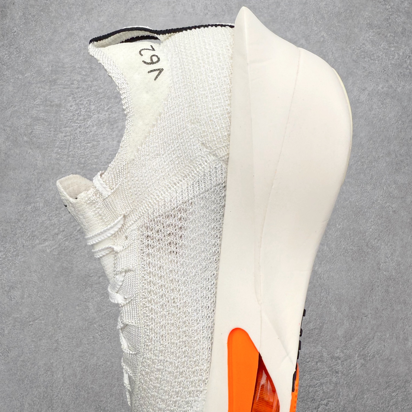 图片[7]-＃福利特价 NK Air Zoom Alphafly NEXT% 3 2024全新马拉松超级跑鞋 有史以来最轻盈、测试次数最多的NK Alphafly 经过精英马拉松运动员的测试验证 并搭载Air Zoom气垫 旨在助力跑者实现突破 取得更佳的成绩 在开发过程中 Alphafly 3帮助耐克运动员凯尔文·基普图姆（Kelvin Kiptum）以2：00：35的成绩刷新了马拉松世界纪录 Alphafly的动力设计没有改变——Air Zoom气垫单元、Flyplate碳纤维板和ZoomX泡绵 但是整体系统的制作方法略有调整 优化和提升了对运动员的帮助 主要更新包括一体式鞋底 提供顺畅稳定的“后跟到脚趾”过渡；更宽的全长Flyplate碳纤维板提供稳定助推力 全新Fast Shot外底保证出色牵引力和抓地力 全新Atomknit 3.0鞋面提供更强的控制力、透气性和中足支撑力 尺码：36 36.5 37.5 38 38.5 39 40 40.5 41 42 42.5 43 44 44.5 45 46-选品中心