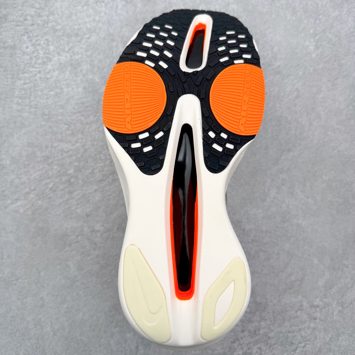 图片[9]-＃福利特价 NK Air Zoom Alphafly NEXT% 3 2024全新马拉松超级跑鞋 有史以来最轻盈、测试次数最多的NK Alphafly 经过精英马拉松运动员的测试验证 并搭载Air Zoom气垫 旨在助力跑者实现突破 取得更佳的成绩 在开发过程中 Alphafly 3帮助耐克运动员凯尔文·基普图姆（Kelvin Kiptum）以2：00：35的成绩刷新了马拉松世界纪录 Alphafly的动力设计没有改变——Air Zoom气垫单元、Flyplate碳纤维板和ZoomX泡绵 但是整体系统的制作方法略有调整 优化和提升了对运动员的帮助 主要更新包括一体式鞋底 提供顺畅稳定的“后跟到脚趾”过渡；更宽的全长Flyplate碳纤维板提供稳定助推力 全新Fast Shot外底保证出色牵引力和抓地力 全新Atomknit 3.0鞋面提供更强的控制力、透气性和中足支撑力 尺码：36 36.5 37.5 38 38.5 39 40 40.5 41 42 42.5 43 44 44.5 45 46-选品中心