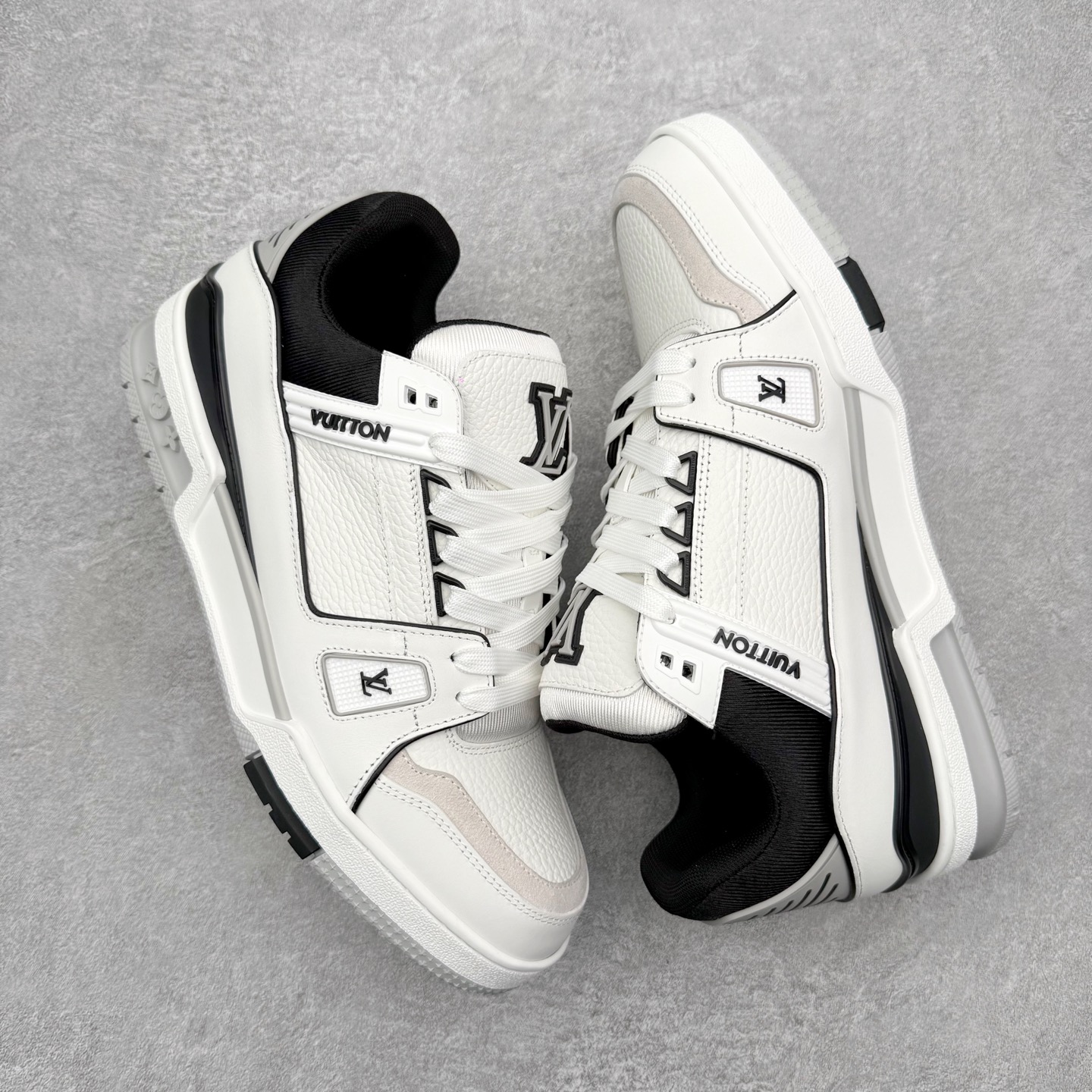 图片[3]-＃FS Louis Vuitton Trainer lv时装走秀运动鞋 完美鞋型超高的清洁度 零毛边线头瑕疵 全套原楦原纸版原鞋开模 全网最具灵魂的版型 正确原装黄色鞋盒 正确中底印花 鞋面印花3D高频深度立体 全鞋电脑针车 紧密相连 针距密度一致 环保乳胶注塑鞋垫 厚度脚感还原原版 皮面裁剪部位 统一油边封口工艺 原装橡胶大底含胶量大底组合零偏差 专柜全套包装 防尘袋 说明书 质保卡 男女鞋 尺码：35 36 37 38 39 40 41 42 43 44 45-选品中心