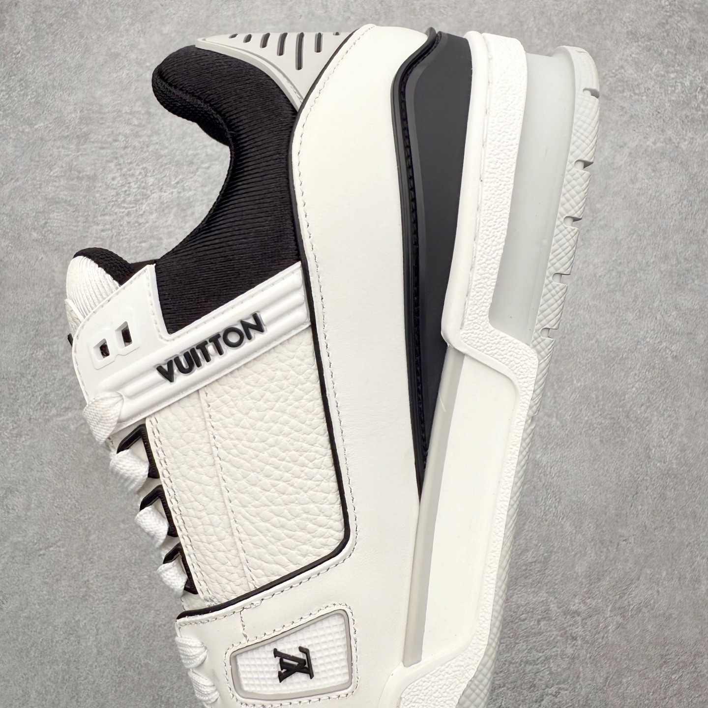 图片[7]-＃FS Louis Vuitton Trainer lv时装走秀运动鞋 完美鞋型超高的清洁度 零毛边线头瑕疵 全套原楦原纸版原鞋开模 全网最具灵魂的版型 正确原装黄色鞋盒 正确中底印花 鞋面印花3D高频深度立体 全鞋电脑针车 紧密相连 针距密度一致 环保乳胶注塑鞋垫 厚度脚感还原原版 皮面裁剪部位 统一油边封口工艺 原装橡胶大底含胶量大底组合零偏差 专柜全套包装 防尘袋 说明书 质保卡 男女鞋 尺码：35 36 37 38 39 40 41 42 43 44 45-选品中心