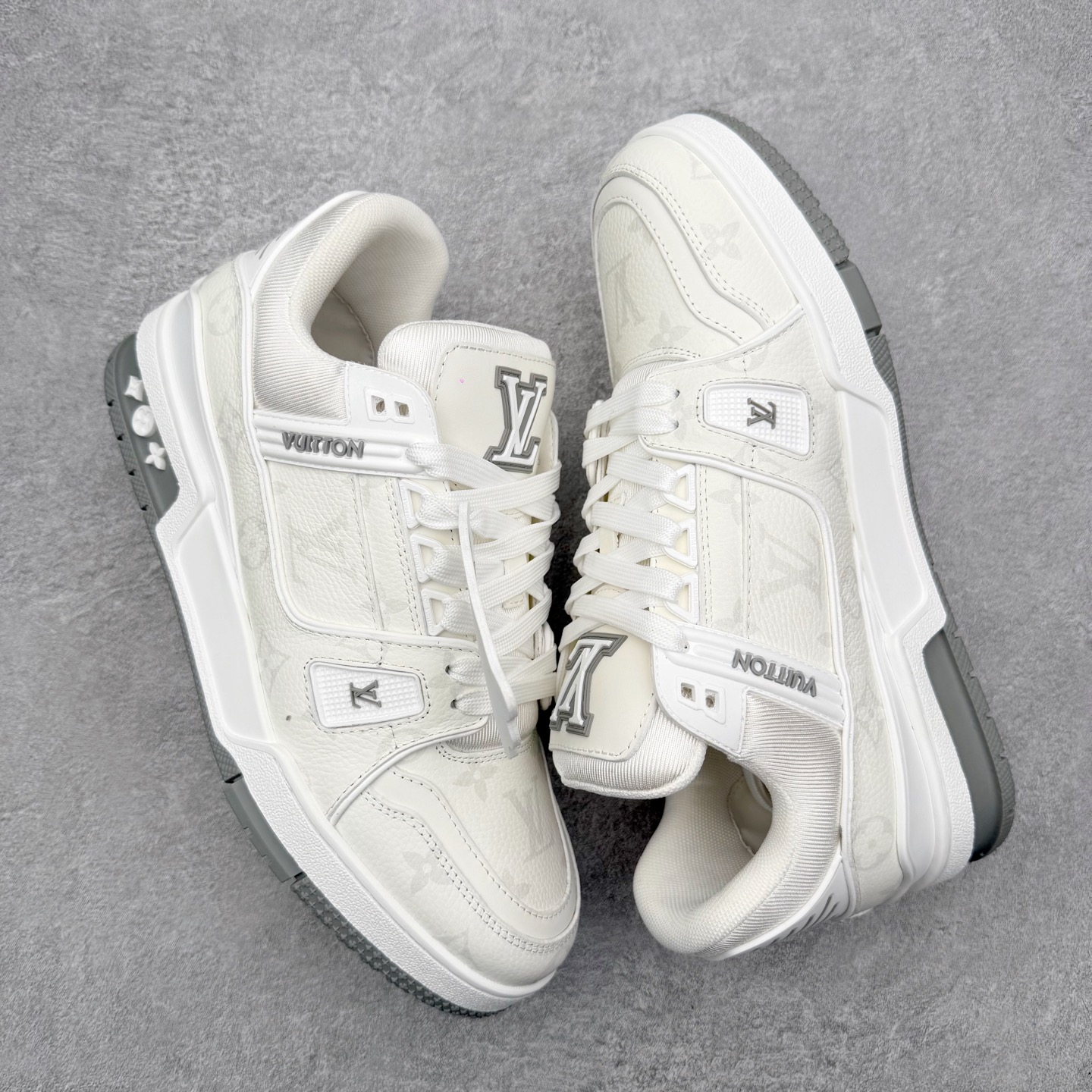 图片[3]-＃FS Louis Vuitton Trainer lv时装走秀运动鞋 完美鞋型超高的清洁度 零毛边线头瑕疵 全套原楦原纸版原鞋开模 全网最具灵魂的版型 正确原装黄色鞋盒 正确中底印花 鞋面印花3D高频深度立体 全鞋电脑针车 紧密相连 针距密度一致 环保乳胶注塑鞋垫 厚度脚感还原原版 皮面裁剪部位 统一油边封口工艺 原装橡胶大底含胶量大底组合零偏差 专柜全套包装 防尘袋 说明书 质保卡 男女鞋 尺码：35 36 37 38 39 40 41 42 43 44 45-选品中心