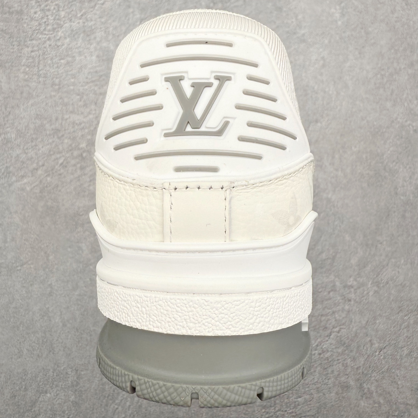 图片[8]-＃FS Louis Vuitton Trainer lv时装走秀运动鞋 完美鞋型超高的清洁度 零毛边线头瑕疵 全套原楦原纸版原鞋开模 全网最具灵魂的版型 正确原装黄色鞋盒 正确中底印花 鞋面印花3D高频深度立体 全鞋电脑针车 紧密相连 针距密度一致 环保乳胶注塑鞋垫 厚度脚感还原原版 皮面裁剪部位 统一油边封口工艺 原装橡胶大底含胶量大底组合零偏差 专柜全套包装 防尘袋 说明书 质保卡 男女鞋 尺码：35 36 37 38 39 40 41 42 43 44 45-选品中心