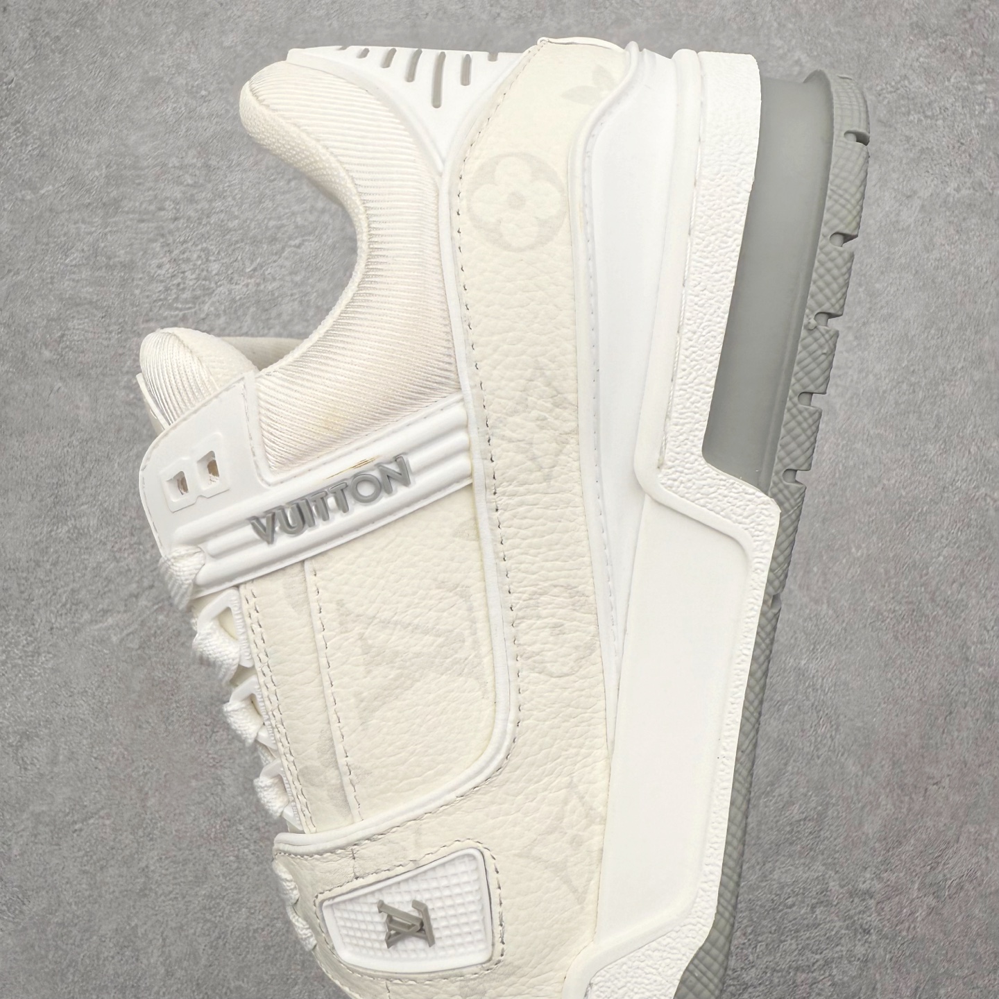 图片[7]-＃FS Louis Vuitton Trainer lv时装走秀运动鞋 完美鞋型超高的清洁度 零毛边线头瑕疵 全套原楦原纸版原鞋开模 全网最具灵魂的版型 正确原装黄色鞋盒 正确中底印花 鞋面印花3D高频深度立体 全鞋电脑针车 紧密相连 针距密度一致 环保乳胶注塑鞋垫 厚度脚感还原原版 皮面裁剪部位 统一油边封口工艺 原装橡胶大底含胶量大底组合零偏差 专柜全套包装 防尘袋 说明书 质保卡 男女鞋 尺码：35 36 37 38 39 40 41 42 43 44 45-选品中心