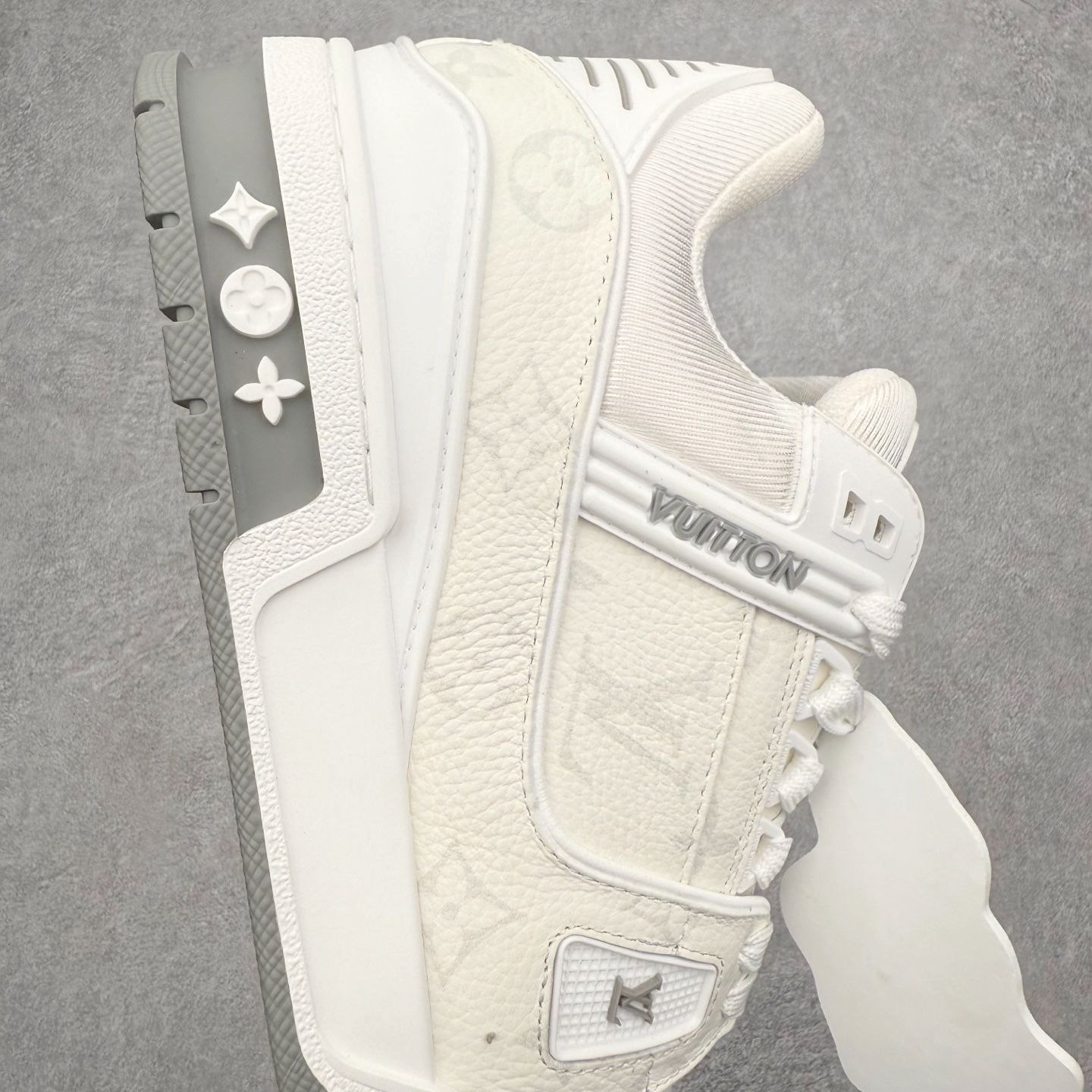 图片[6]-＃FS Louis Vuitton Trainer lv时装走秀运动鞋 完美鞋型超高的清洁度 零毛边线头瑕疵 全套原楦原纸版原鞋开模 全网最具灵魂的版型 正确原装黄色鞋盒 正确中底印花 鞋面印花3D高频深度立体 全鞋电脑针车 紧密相连 针距密度一致 环保乳胶注塑鞋垫 厚度脚感还原原版 皮面裁剪部位 统一油边封口工艺 原装橡胶大底含胶量大底组合零偏差 专柜全套包装 防尘袋 说明书 质保卡 男女鞋 尺码：35 36 37 38 39 40 41 42 43 44 45-选品中心