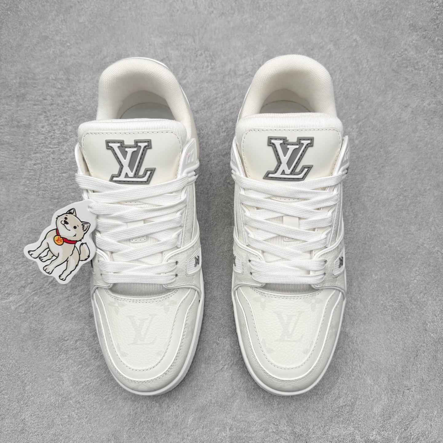 图片[2]-＃FS Louis Vuitton Trainer lv时装走秀运动鞋 完美鞋型超高的清洁度 零毛边线头瑕疵 全套原楦原纸版原鞋开模 全网最具灵魂的版型 正确原装黄色鞋盒 正确中底印花 鞋面印花3D高频深度立体 全鞋电脑针车 紧密相连 针距密度一致 环保乳胶注塑鞋垫 厚度脚感还原原版 皮面裁剪部位 统一油边封口工艺 原装橡胶大底含胶量大底组合零偏差 专柜全套包装 防尘袋 说明书 质保卡 男女鞋 尺码：35 36 37 38 39 40 41 42 43 44 45-选品中心