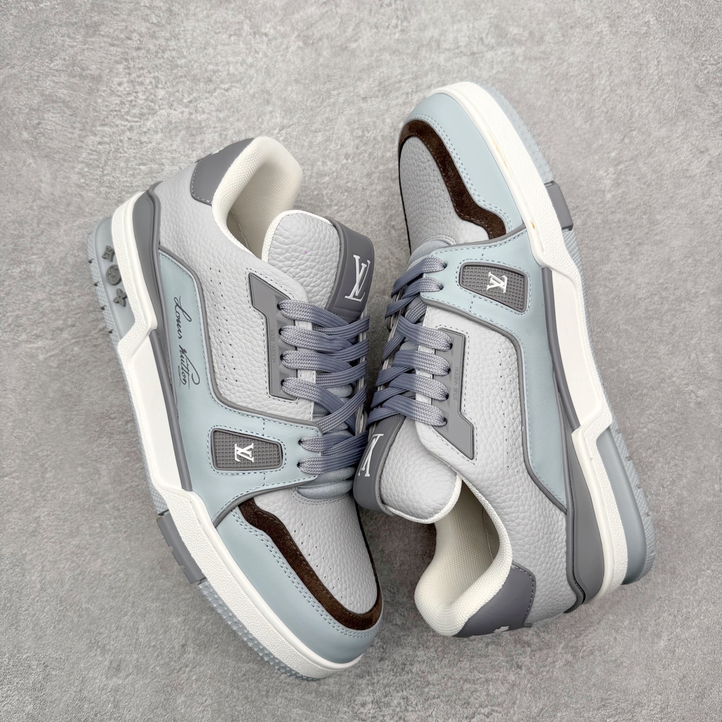 图片[3]-＃FS Louis Vuitton Trainer lv时装走秀运动鞋 完美鞋型超高的清洁度 零毛边线头瑕疵 全套原楦原纸版原鞋开模 全网最具灵魂的版型 正确原装黄色鞋盒 正确中底印花 鞋面印花3D高频深度立体 全鞋电脑针车 紧密相连 针距密度一致 环保乳胶注塑鞋垫 厚度脚感还原原版 皮面裁剪部位 统一油边封口工艺 原装橡胶大底含胶量大底组合零偏差 专柜全套包装 防尘袋 说明书 质保卡 男女鞋 尺码：35 36 37 38 39 40 41 42 43 44 45-选品中心