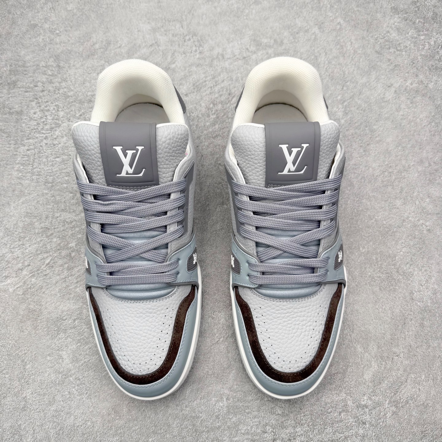 图片[2]-＃FS Louis Vuitton Trainer lv时装走秀运动鞋 完美鞋型超高的清洁度 零毛边线头瑕疵 全套原楦原纸版原鞋开模 全网最具灵魂的版型 正确原装黄色鞋盒 正确中底印花 鞋面印花3D高频深度立体 全鞋电脑针车 紧密相连 针距密度一致 环保乳胶注塑鞋垫 厚度脚感还原原版 皮面裁剪部位 统一油边封口工艺 原装橡胶大底含胶量大底组合零偏差 专柜全套包装 防尘袋 说明书 质保卡 男女鞋 尺码：35 36 37 38 39 40 41 42 43 44 45-选品中心