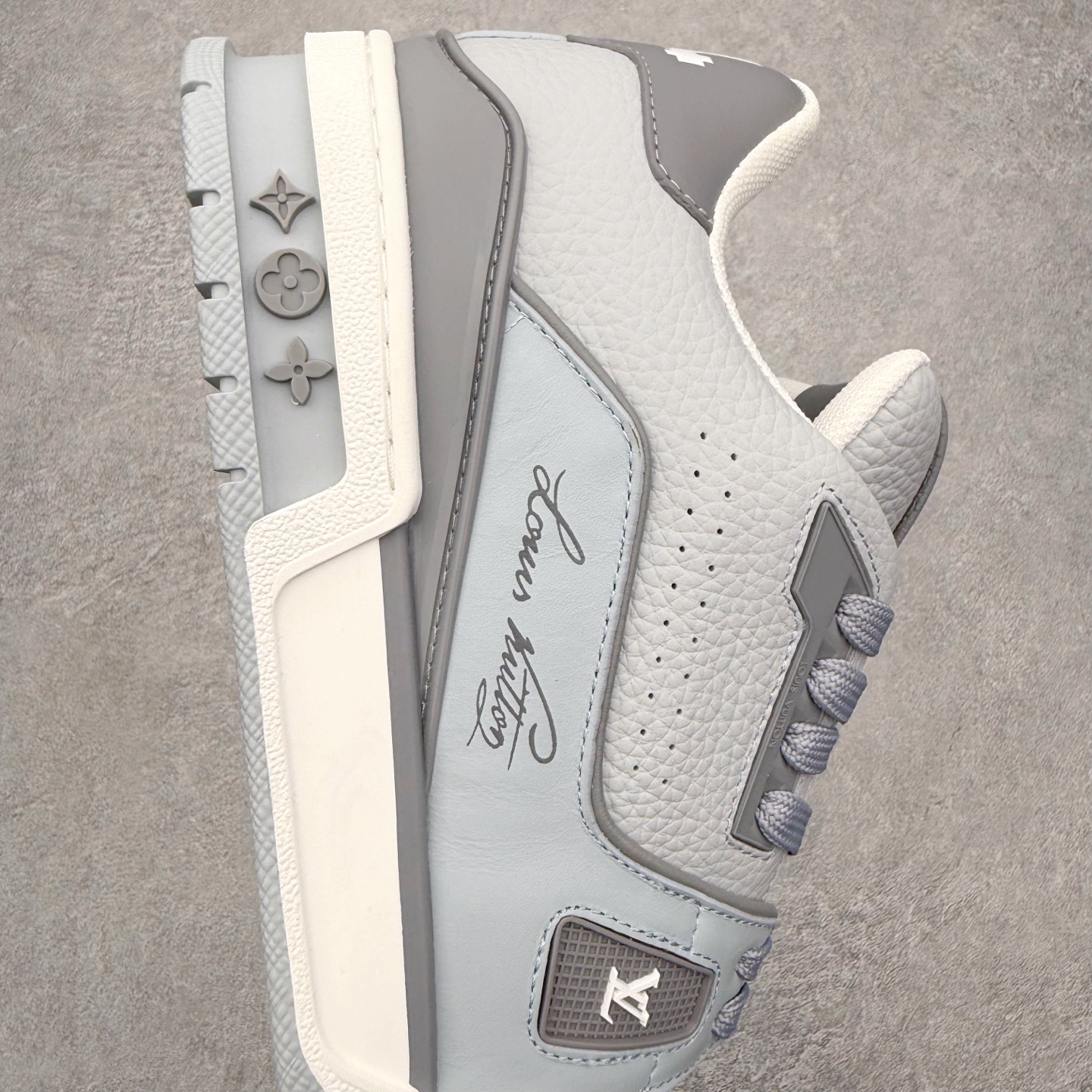图片[6]-＃FS Louis Vuitton Trainer lv时装走秀运动鞋 完美鞋型超高的清洁度 零毛边线头瑕疵 全套原楦原纸版原鞋开模 全网最具灵魂的版型 正确原装黄色鞋盒 正确中底印花 鞋面印花3D高频深度立体 全鞋电脑针车 紧密相连 针距密度一致 环保乳胶注塑鞋垫 厚度脚感还原原版 皮面裁剪部位 统一油边封口工艺 原装橡胶大底含胶量大底组合零偏差 专柜全套包装 防尘袋 说明书 质保卡 男女鞋 尺码：35 36 37 38 39 40 41 42 43 44 45-选品中心
