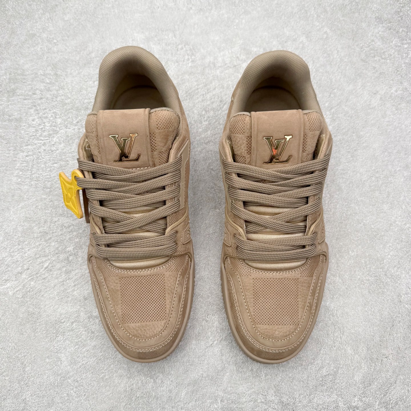 图片[2]-＃FS Louis Vuitton Trainer lv时装走秀运动鞋 完美鞋型超高的清洁度 零毛边线头瑕疵 全套原楦原纸版原鞋开模 全网最具灵魂的版型 正确原装黄色鞋盒 正确中底印花 鞋面印花3D高频深度立体 全鞋电脑针车 紧密相连 针距密度一致 环保乳胶注塑鞋垫 厚度脚感还原原版 皮面裁剪部位 统一油边封口工艺 原装橡胶大底含胶量大底组合零偏差 专柜全套包装 防尘袋 说明书 质保卡 男女鞋 尺码：35 36 37 38 39 40 41 42 43 44 45-选品中心