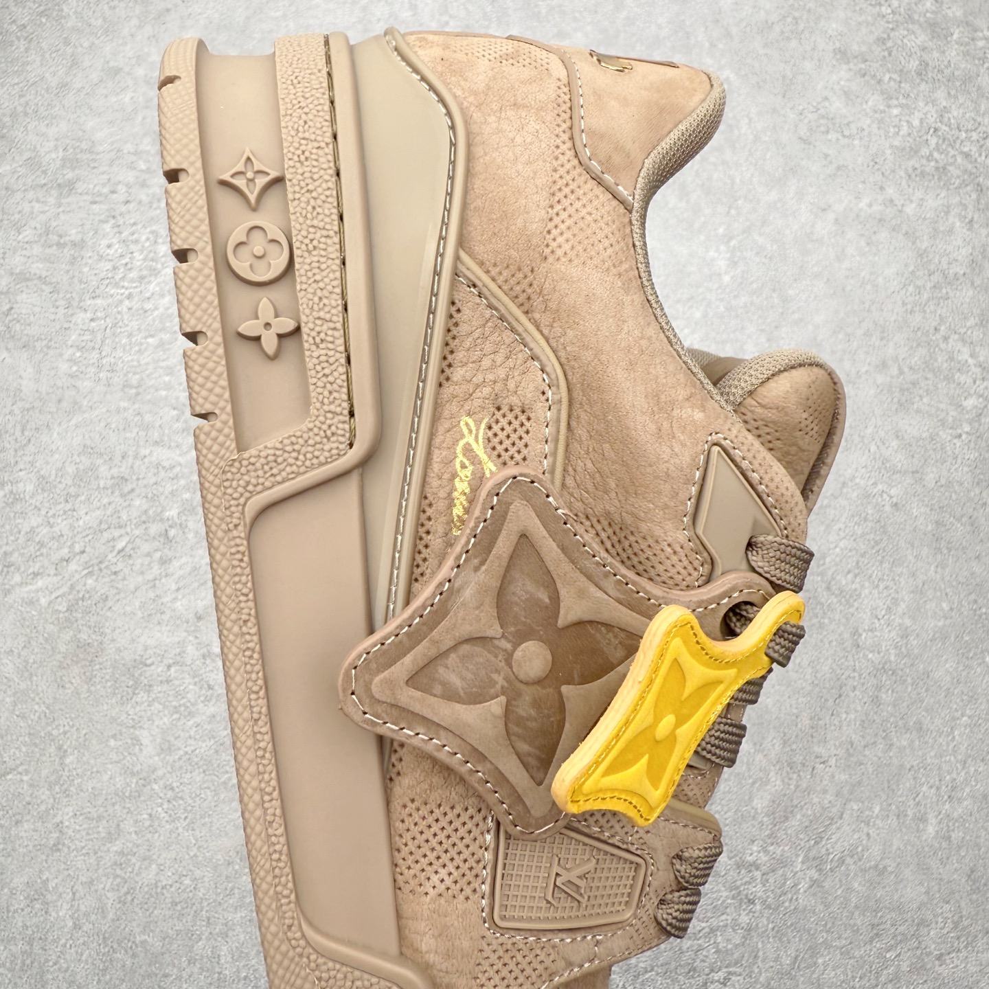 图片[6]-＃FS Louis Vuitton Trainer lv时装走秀运动鞋 完美鞋型超高的清洁度 零毛边线头瑕疵 全套原楦原纸版原鞋开模 全网最具灵魂的版型 正确原装黄色鞋盒 正确中底印花 鞋面印花3D高频深度立体 全鞋电脑针车 紧密相连 针距密度一致 环保乳胶注塑鞋垫 厚度脚感还原原版 皮面裁剪部位 统一油边封口工艺 原装橡胶大底含胶量大底组合零偏差 专柜全套包装 防尘袋 说明书 质保卡 男女鞋 尺码：35 36 37 38 39 40 41 42 43 44 45-选品中心