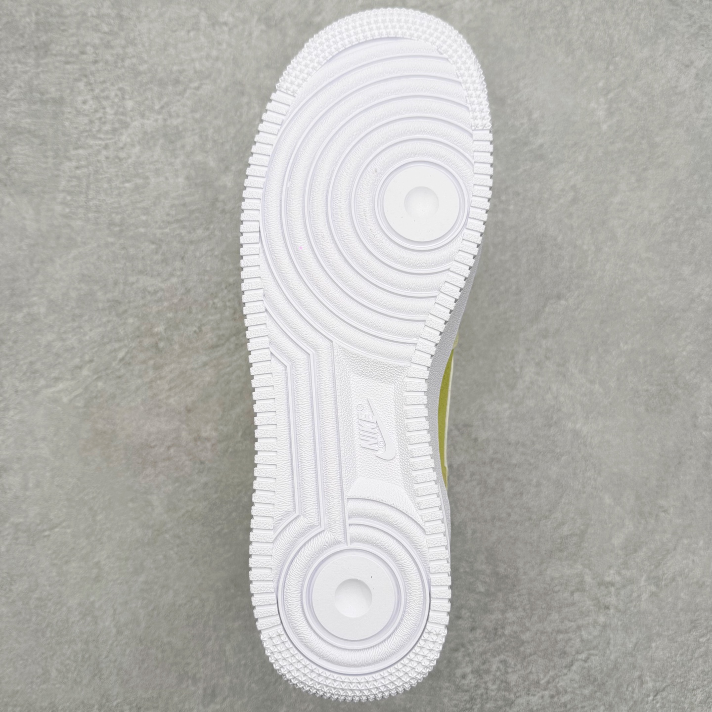 图片[9]-＃XT纯原 NK Air Force 1 Low 空军一号时尚舒适防滑耐磨低帮板鞋 IQ9964-300 顶级批次 2022全新楦头鞋型 鱼鳞大底 历时开发三个月 清洁度完美 二维码鞋标 内置芯片及solo气垫 大底高度及其弧度依照正品 钢印 logo刺绣 鞋口弧度 鞋头长度 鞋面冲孔 鞋垫背胶及钢印 完美鞋型对比正品 每一处都是细节满满 柔软、弹性十足的缓震性能和出色的中底设计 横跨复古与现代的外型结合 造就出风靡全球 三十多年的Force 1 直到今天还深受青睐 实拍调校N版已经零色差零失真 百分百还原实物色彩所见即所得 不存在货不对板色差等低级问题 选购参考实物拍摄 不混卖不参货 只用心做好货严格选品 承诺混一赔十 尺码：36 36.5 37.5 38 38.5 39 40 40.5 41 42 42.5 43 44 44.5 45-选品中心
