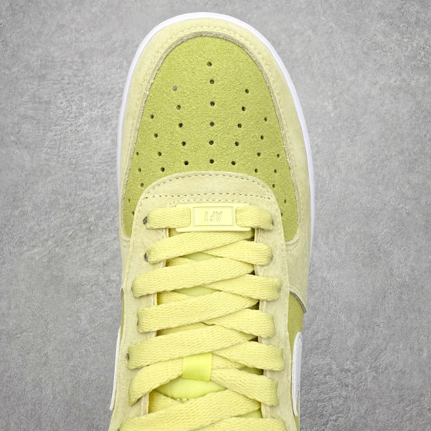 图片[4]-＃XT纯原 NK Air Force 1 Low 空军一号时尚舒适防滑耐磨低帮板鞋 IQ9964-300 顶级批次 2022全新楦头鞋型 鱼鳞大底 历时开发三个月 清洁度完美 二维码鞋标 内置芯片及solo气垫 大底高度及其弧度依照正品 钢印 logo刺绣 鞋口弧度 鞋头长度 鞋面冲孔 鞋垫背胶及钢印 完美鞋型对比正品 每一处都是细节满满 柔软、弹性十足的缓震性能和出色的中底设计 横跨复古与现代的外型结合 造就出风靡全球 三十多年的Force 1 直到今天还深受青睐 实拍调校N版已经零色差零失真 百分百还原实物色彩所见即所得 不存在货不对板色差等低级问题 选购参考实物拍摄 不混卖不参货 只用心做好货严格选品 承诺混一赔十 尺码：36 36.5 37.5 38 38.5 39 40 40.5 41 42 42.5 43 44 44.5 45-选品中心