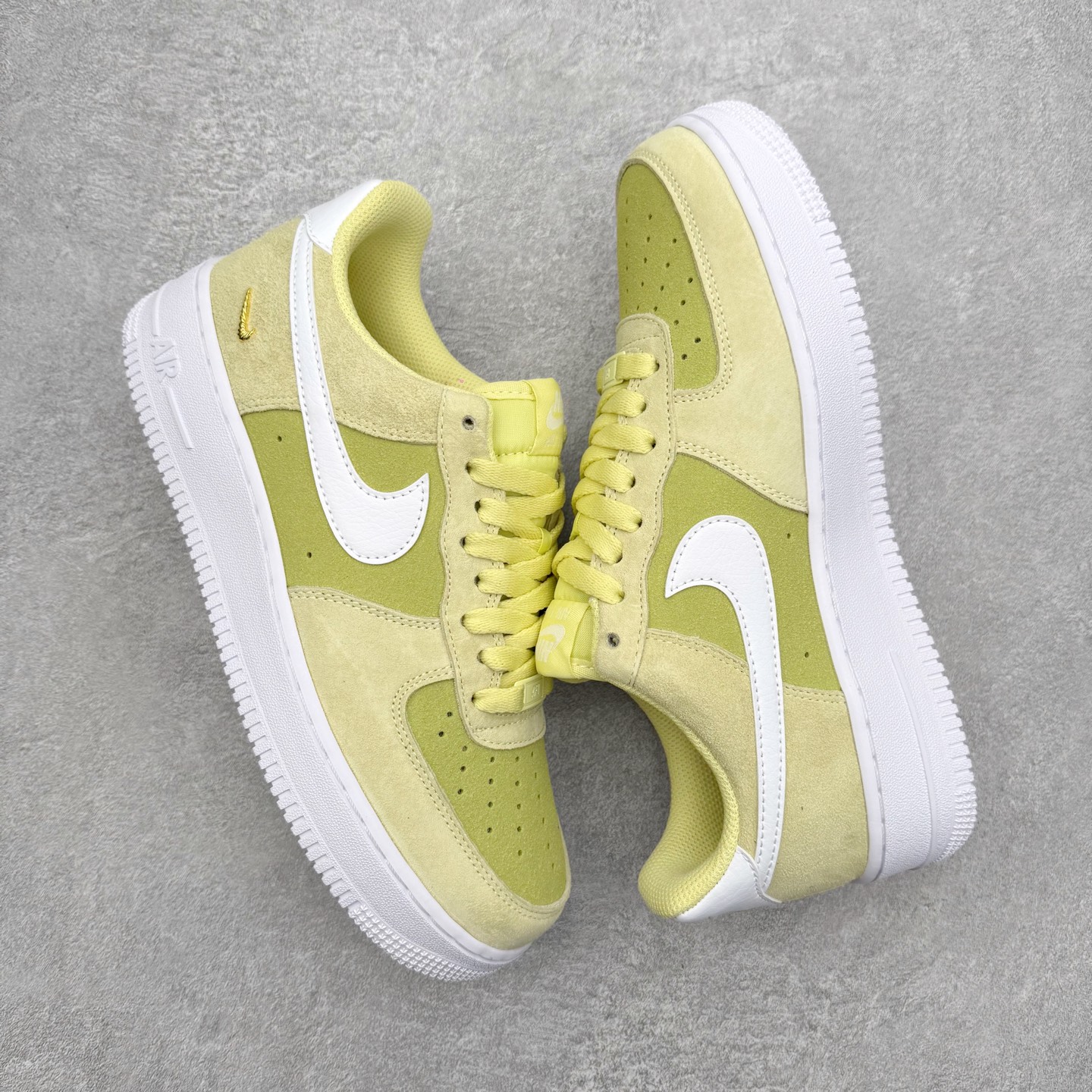 图片[3]-＃XT纯原 NK Air Force 1 Low 空军一号时尚舒适防滑耐磨低帮板鞋 IQ9964-300 顶级批次 2022全新楦头鞋型 鱼鳞大底 历时开发三个月 清洁度完美 二维码鞋标 内置芯片及solo气垫 大底高度及其弧度依照正品 钢印 logo刺绣 鞋口弧度 鞋头长度 鞋面冲孔 鞋垫背胶及钢印 完美鞋型对比正品 每一处都是细节满满 柔软、弹性十足的缓震性能和出色的中底设计 横跨复古与现代的外型结合 造就出风靡全球 三十多年的Force 1 直到今天还深受青睐 实拍调校N版已经零色差零失真 百分百还原实物色彩所见即所得 不存在货不对板色差等低级问题 选购参考实物拍摄 不混卖不参货 只用心做好货严格选品 承诺混一赔十 尺码：36 36.5 37.5 38 38.5 39 40 40.5 41 42 42.5 43 44 44.5 45-选品中心