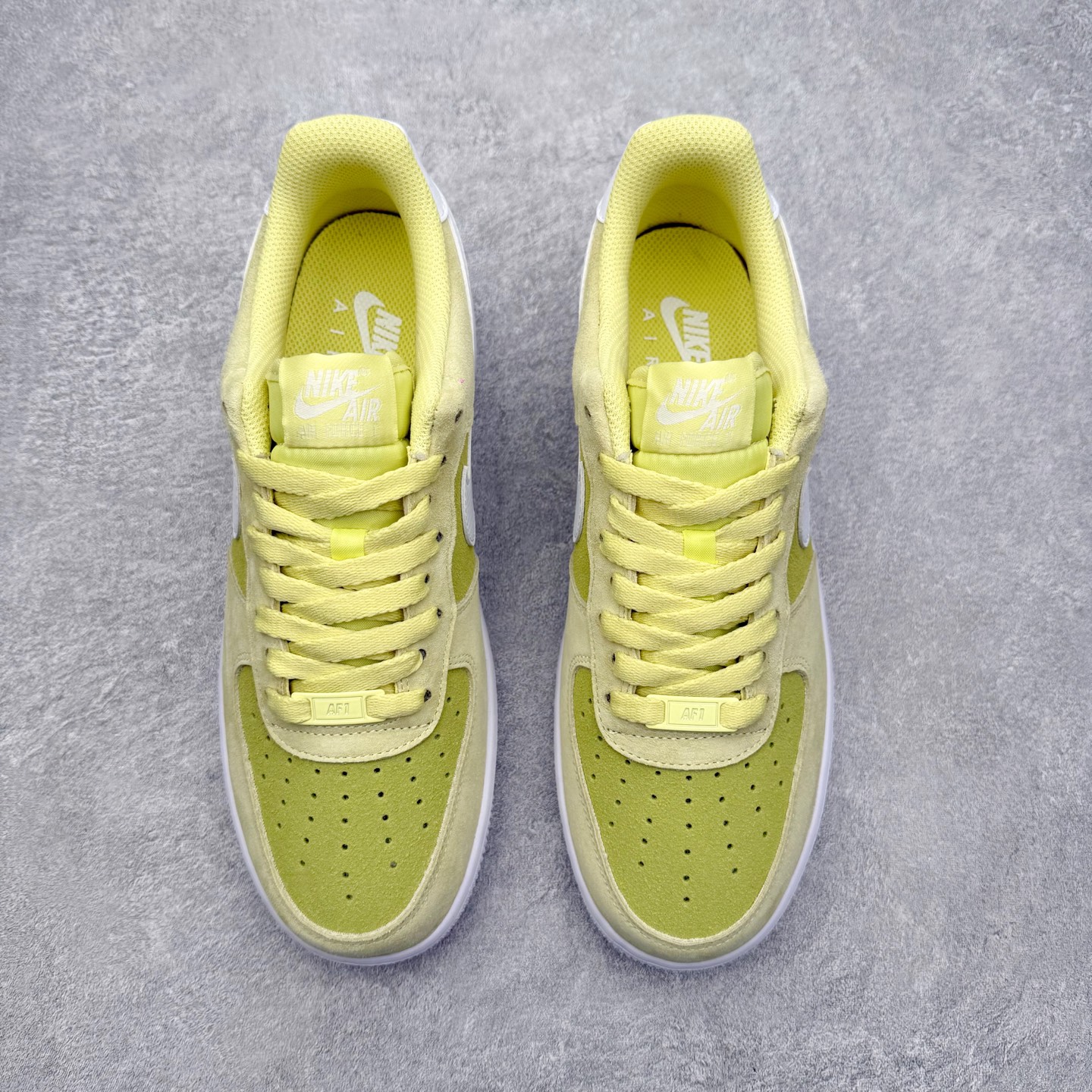 图片[2]-＃XT纯原 NK Air Force 1 Low 空军一号时尚舒适防滑耐磨低帮板鞋 IQ9964-300 顶级批次 2022全新楦头鞋型 鱼鳞大底 历时开发三个月 清洁度完美 二维码鞋标 内置芯片及solo气垫 大底高度及其弧度依照正品 钢印 logo刺绣 鞋口弧度 鞋头长度 鞋面冲孔 鞋垫背胶及钢印 完美鞋型对比正品 每一处都是细节满满 柔软、弹性十足的缓震性能和出色的中底设计 横跨复古与现代的外型结合 造就出风靡全球 三十多年的Force 1 直到今天还深受青睐 实拍调校N版已经零色差零失真 百分百还原实物色彩所见即所得 不存在货不对板色差等低级问题 选购参考实物拍摄 不混卖不参货 只用心做好货严格选品 承诺混一赔十 尺码：36 36.5 37.5 38 38.5 39 40 40.5 41 42 42.5 43 44 44.5 45-选品中心