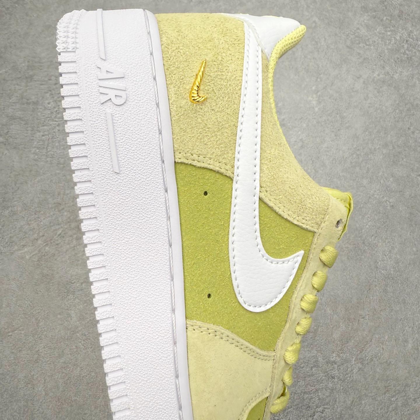 图片[6]-＃XT纯原 NK Air Force 1 Low 空军一号时尚舒适防滑耐磨低帮板鞋 IQ9964-300 顶级批次 2022全新楦头鞋型 鱼鳞大底 历时开发三个月 清洁度完美 二维码鞋标 内置芯片及solo气垫 大底高度及其弧度依照正品 钢印 logo刺绣 鞋口弧度 鞋头长度 鞋面冲孔 鞋垫背胶及钢印 完美鞋型对比正品 每一处都是细节满满 柔软、弹性十足的缓震性能和出色的中底设计 横跨复古与现代的外型结合 造就出风靡全球 三十多年的Force 1 直到今天还深受青睐 实拍调校N版已经零色差零失真 百分百还原实物色彩所见即所得 不存在货不对板色差等低级问题 选购参考实物拍摄 不混卖不参货 只用心做好货严格选品 承诺混一赔十 尺码：36 36.5 37.5 38 38.5 39 40 40.5 41 42 42.5 43 44 44.5 45-选品中心