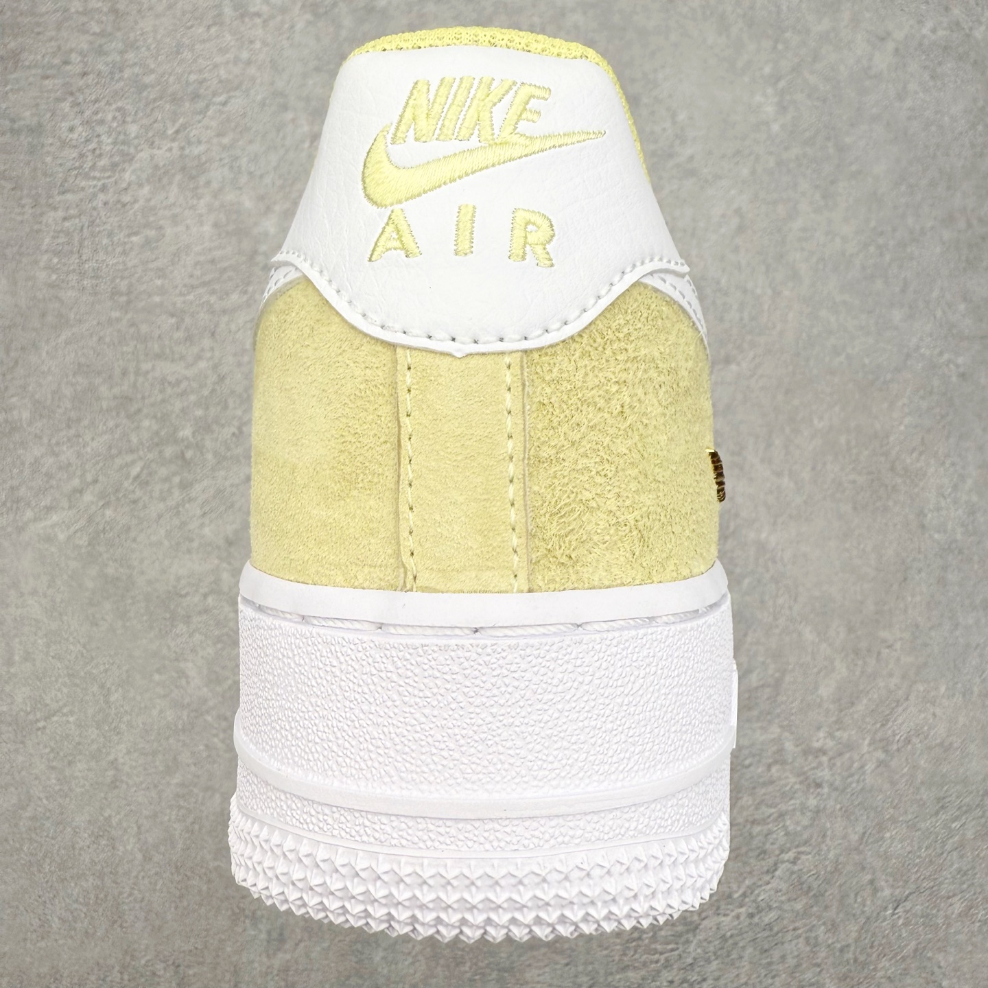 图片[8]-＃XT纯原 NK Air Force 1 Low 空军一号时尚舒适防滑耐磨低帮板鞋 IQ9964-300 顶级批次 2022全新楦头鞋型 鱼鳞大底 历时开发三个月 清洁度完美 二维码鞋标 内置芯片及solo气垫 大底高度及其弧度依照正品 钢印 logo刺绣 鞋口弧度 鞋头长度 鞋面冲孔 鞋垫背胶及钢印 完美鞋型对比正品 每一处都是细节满满 柔软、弹性十足的缓震性能和出色的中底设计 横跨复古与现代的外型结合 造就出风靡全球 三十多年的Force 1 直到今天还深受青睐 实拍调校N版已经零色差零失真 百分百还原实物色彩所见即所得 不存在货不对板色差等低级问题 选购参考实物拍摄 不混卖不参货 只用心做好货严格选品 承诺混一赔十 尺码：36 36.5 37.5 38 38.5 39 40 40.5 41 42 42.5 43 44 44.5 45-选品中心