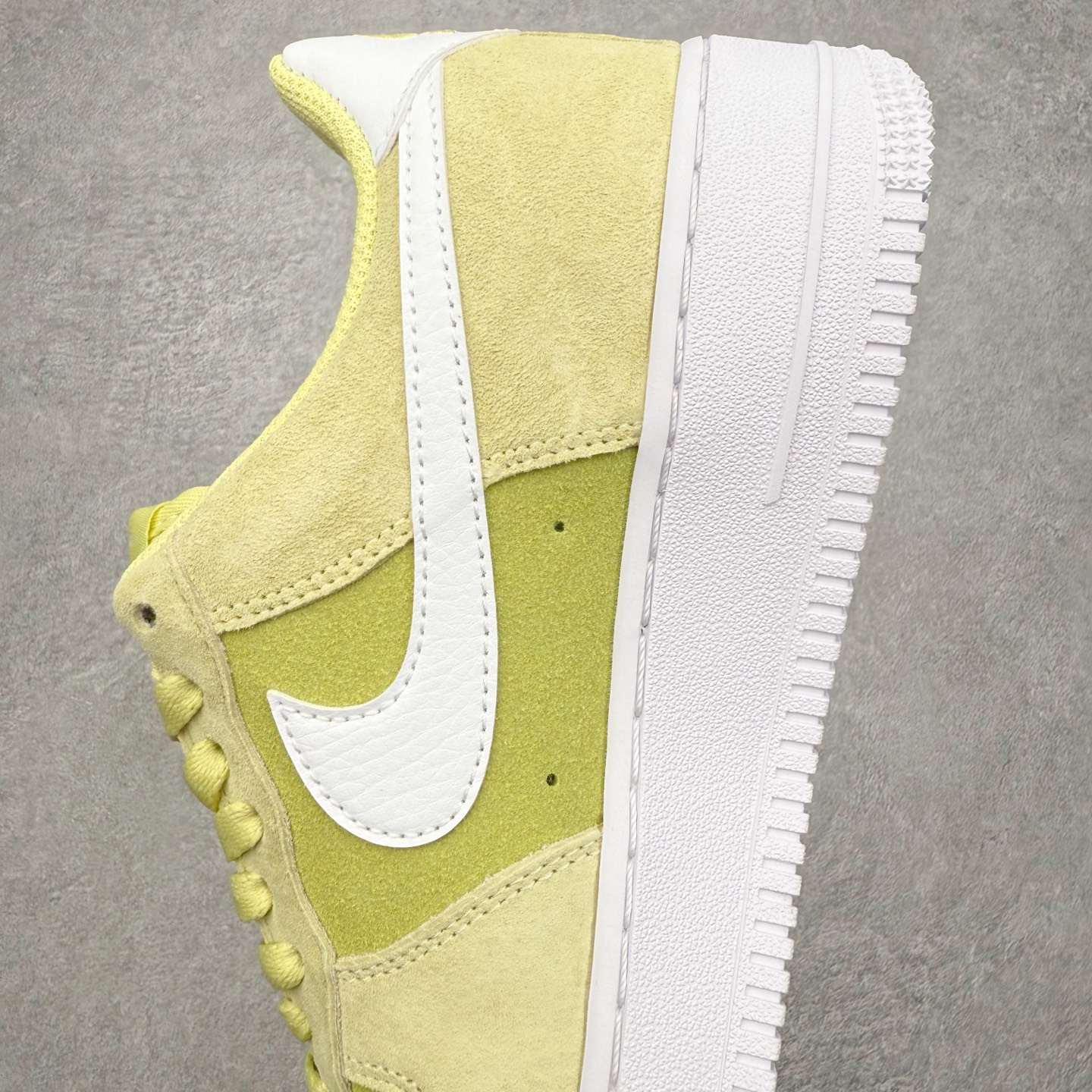 图片[7]-＃XT纯原 NK Air Force 1 Low 空军一号时尚舒适防滑耐磨低帮板鞋 IQ9964-300 顶级批次 2022全新楦头鞋型 鱼鳞大底 历时开发三个月 清洁度完美 二维码鞋标 内置芯片及solo气垫 大底高度及其弧度依照正品 钢印 logo刺绣 鞋口弧度 鞋头长度 鞋面冲孔 鞋垫背胶及钢印 完美鞋型对比正品 每一处都是细节满满 柔软、弹性十足的缓震性能和出色的中底设计 横跨复古与现代的外型结合 造就出风靡全球 三十多年的Force 1 直到今天还深受青睐 实拍调校N版已经零色差零失真 百分百还原实物色彩所见即所得 不存在货不对板色差等低级问题 选购参考实物拍摄 不混卖不参货 只用心做好货严格选品 承诺混一赔十 尺码：36 36.5 37.5 38 38.5 39 40 40.5 41 42 42.5 43 44 44.5 45-选品中心