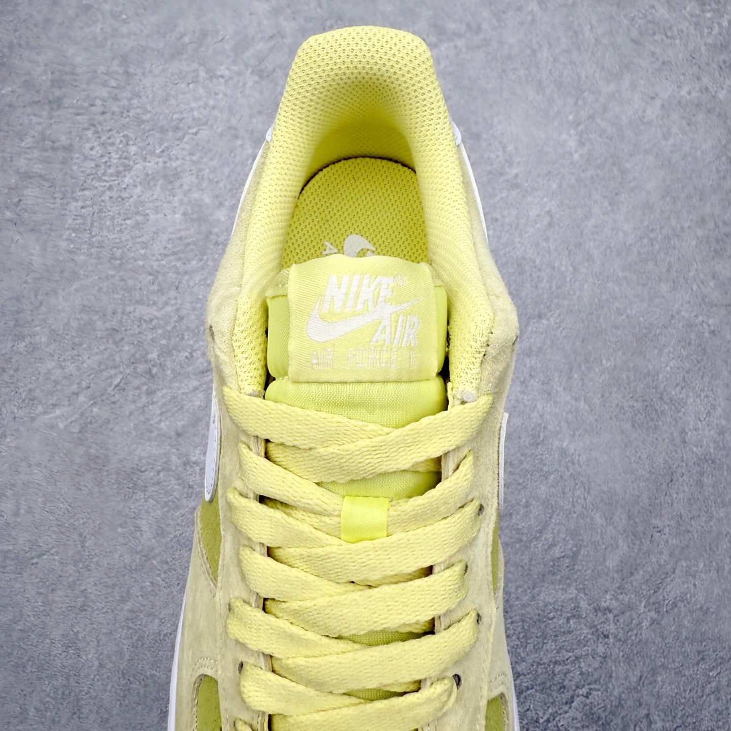 图片[5]-＃XT纯原 NK Air Force 1 Low 空军一号时尚舒适防滑耐磨低帮板鞋 IQ9964-300 顶级批次 2022全新楦头鞋型 鱼鳞大底 历时开发三个月 清洁度完美 二维码鞋标 内置芯片及solo气垫 大底高度及其弧度依照正品 钢印 logo刺绣 鞋口弧度 鞋头长度 鞋面冲孔 鞋垫背胶及钢印 完美鞋型对比正品 每一处都是细节满满 柔软、弹性十足的缓震性能和出色的中底设计 横跨复古与现代的外型结合 造就出风靡全球 三十多年的Force 1 直到今天还深受青睐 实拍调校N版已经零色差零失真 百分百还原实物色彩所见即所得 不存在货不对板色差等低级问题 选购参考实物拍摄 不混卖不参货 只用心做好货严格选品 承诺混一赔十 尺码：36 36.5 37.5 38 38.5 39 40 40.5 41 42 42.5 43 44 44.5 45-选品中心