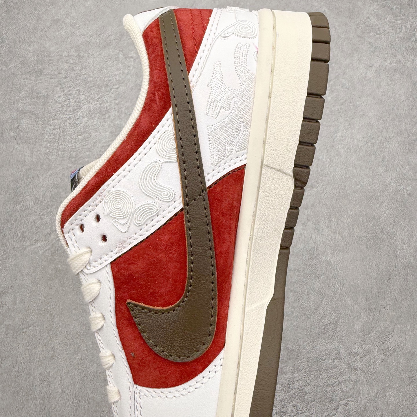 图片[7]-NK Dunk Pegasus Pack 马年限定CNY新年款脱缰系列 舒适贴合低帮板鞋 白红色 IQ1118-220 这次官方选择从中国古代图腾中汲取灵感，以天马作为主设计元素。可以看到鞋身有大量的细腻刺绣，来表达这一主题。包括鞋舌、鞋垫等各处也都填满了特殊细节，彰显 CNY 的特殊规格。甚至鞋带前端也都是为此次专门设计的造型，带来浓郁的生肖氛围。实力大厂出品 新配色陆续开发 利润个位数只为口碑 全套原纸板楦头开发 确保原汁原味 完美呈现DUNK版型 一比一鞋头弧度高度鞋身弧度 此版本只针对中端市场 皮料材质有所更替 其他数据细节工艺流程均保持一致 绝不口嗨 细节品控鞋型随意对比 独家私模官方第六代原厂航空铝磨具打磨大底 鞋头坡度极致还原 无解鞋型 原盒原配 圈内天花板工艺 原厂玻璃冲刀 超高清洁度 全鞋零毛边皮料切割 原厂中底布点胶 中底布拉帮走线遵循公司 尺码：36 36.5 37.5 38 38.5 39 40 40.5 41 42 42.5 43 44 44.5 45 46-选品中心