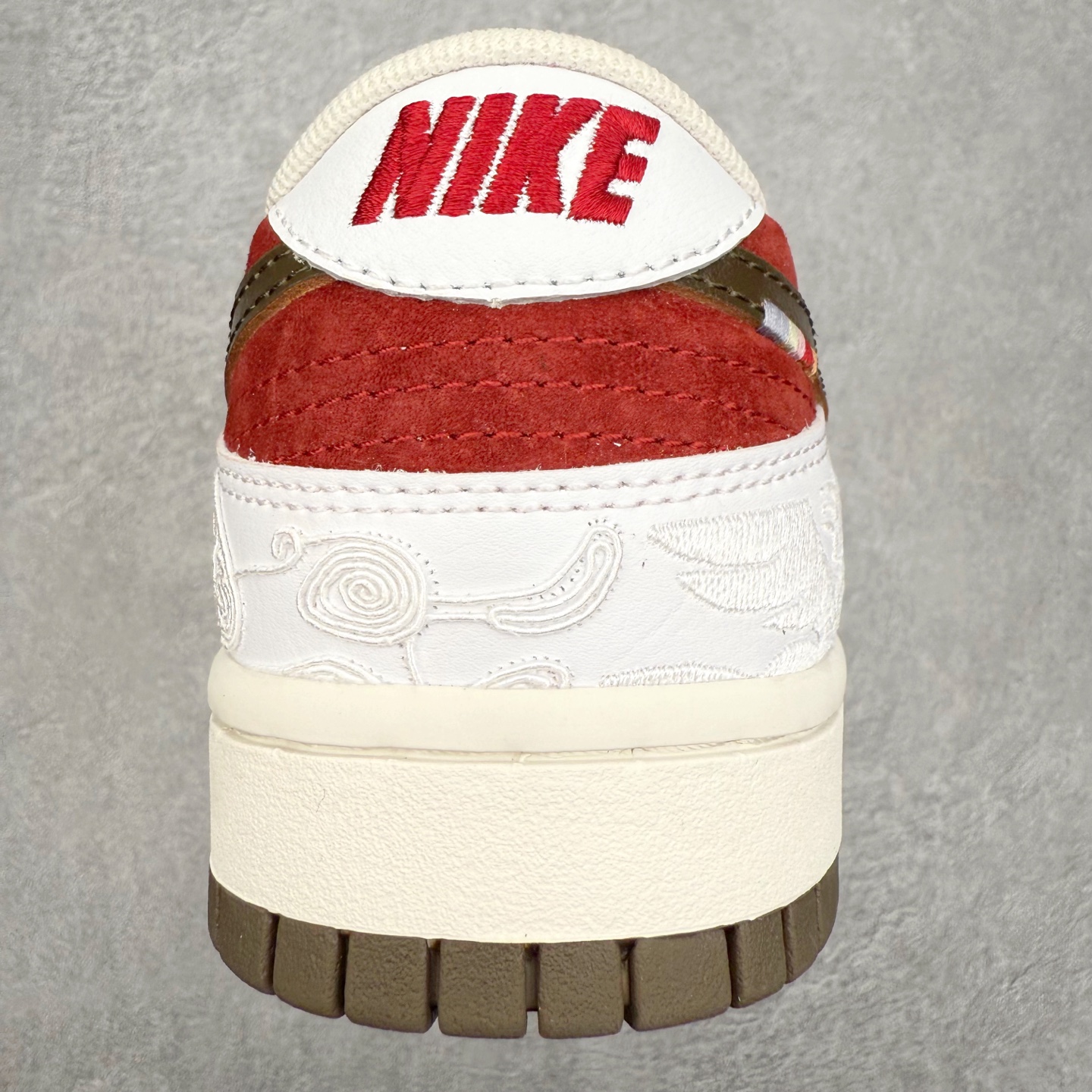 图片[8]-NK Dunk Pegasus Pack 马年限定CNY新年款脱缰系列 舒适贴合低帮板鞋 白红色 IQ1118-220 这次官方选择从中国古代图腾中汲取灵感，以天马作为主设计元素。可以看到鞋身有大量的细腻刺绣，来表达这一主题。包括鞋舌、鞋垫等各处也都填满了特殊细节，彰显 CNY 的特殊规格。甚至鞋带前端也都是为此次专门设计的造型，带来浓郁的生肖氛围。实力大厂出品 新配色陆续开发 利润个位数只为口碑 全套原纸板楦头开发 确保原汁原味 完美呈现DUNK版型 一比一鞋头弧度高度鞋身弧度 此版本只针对中端市场 皮料材质有所更替 其他数据细节工艺流程均保持一致 绝不口嗨 细节品控鞋型随意对比 独家私模官方第六代原厂航空铝磨具打磨大底 鞋头坡度极致还原 无解鞋型 原盒原配 圈内天花板工艺 原厂玻璃冲刀 超高清洁度 全鞋零毛边皮料切割 原厂中底布点胶 中底布拉帮走线遵循公司 尺码：36 36.5 37.5 38 38.5 39 40 40.5 41 42 42.5 43 44 44.5 45 46-选品中心