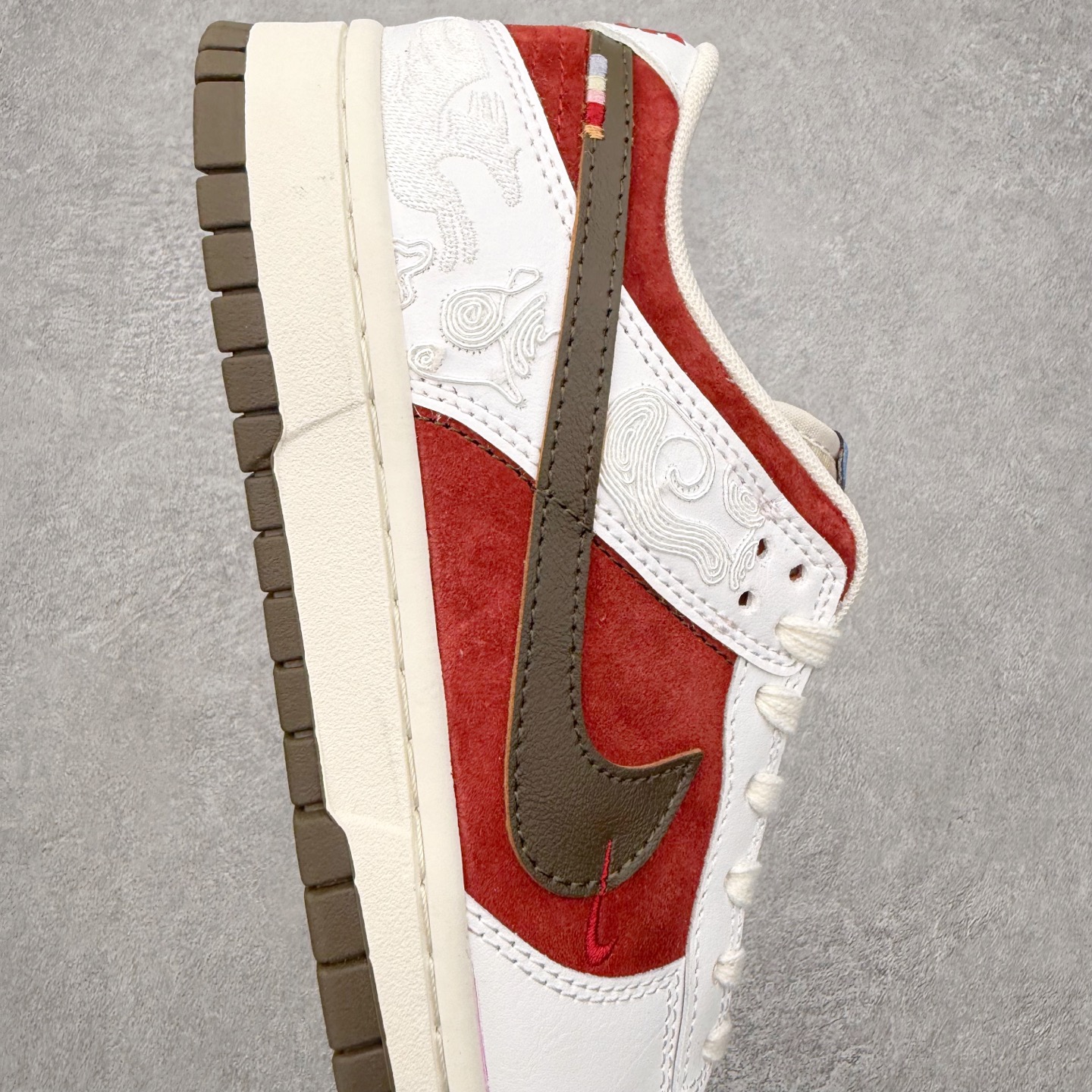 图片[6]-NK Dunk Pegasus Pack 马年限定CNY新年款脱缰系列 舒适贴合低帮板鞋 白红色 IQ1118-220 这次官方选择从中国古代图腾中汲取灵感，以天马作为主设计元素。可以看到鞋身有大量的细腻刺绣，来表达这一主题。包括鞋舌、鞋垫等各处也都填满了特殊细节，彰显 CNY 的特殊规格。甚至鞋带前端也都是为此次专门设计的造型，带来浓郁的生肖氛围。实力大厂出品 新配色陆续开发 利润个位数只为口碑 全套原纸板楦头开发 确保原汁原味 完美呈现DUNK版型 一比一鞋头弧度高度鞋身弧度 此版本只针对中端市场 皮料材质有所更替 其他数据细节工艺流程均保持一致 绝不口嗨 细节品控鞋型随意对比 独家私模官方第六代原厂航空铝磨具打磨大底 鞋头坡度极致还原 无解鞋型 原盒原配 圈内天花板工艺 原厂玻璃冲刀 超高清洁度 全鞋零毛边皮料切割 原厂中底布点胶 中底布拉帮走线遵循公司 尺码：36 36.5 37.5 38 38.5 39 40 40.5 41 42 42.5 43 44 44.5 45 46-选品中心