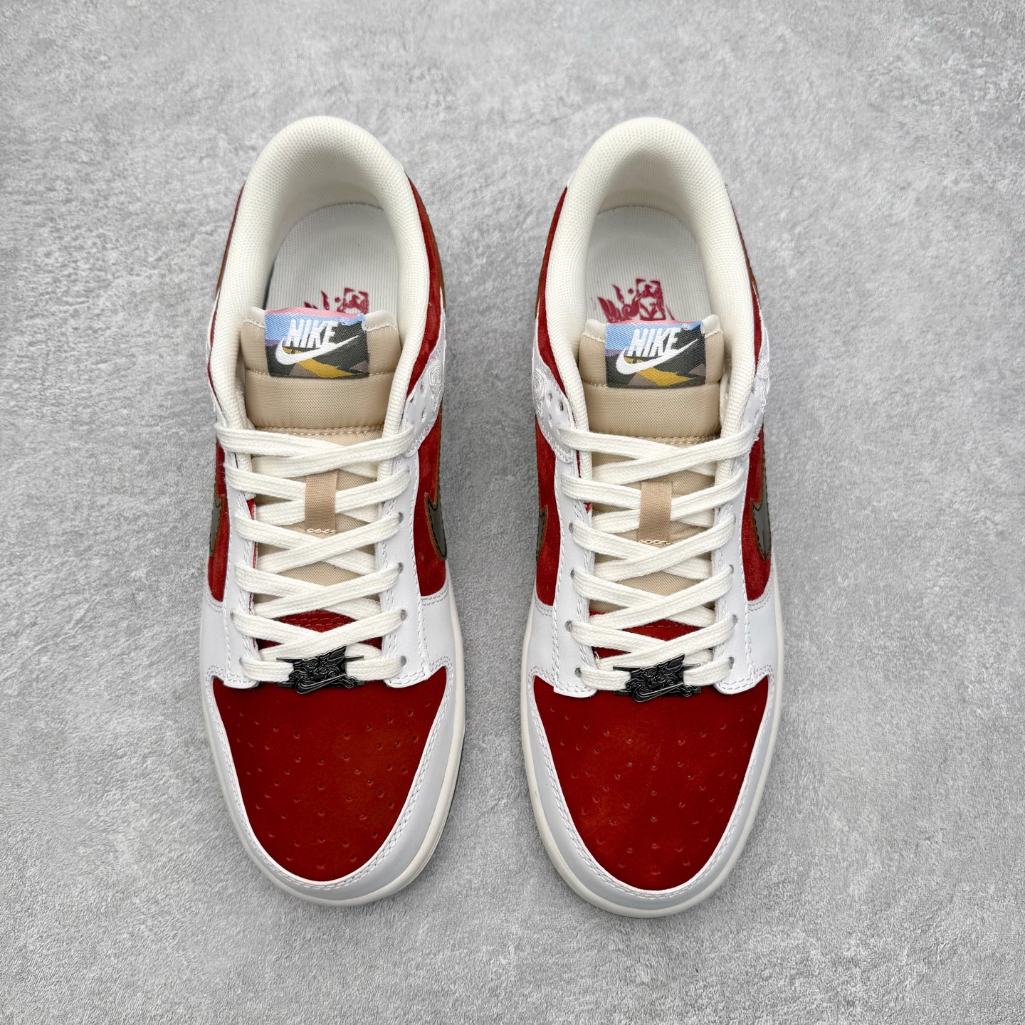 图片[2]-NK Dunk Pegasus Pack 马年限定CNY新年款脱缰系列 舒适贴合低帮板鞋 白红色 IQ1118-220 这次官方选择从中国古代图腾中汲取灵感，以天马作为主设计元素。可以看到鞋身有大量的细腻刺绣，来表达这一主题。包括鞋舌、鞋垫等各处也都填满了特殊细节，彰显 CNY 的特殊规格。甚至鞋带前端也都是为此次专门设计的造型，带来浓郁的生肖氛围。实力大厂出品 新配色陆续开发 利润个位数只为口碑 全套原纸板楦头开发 确保原汁原味 完美呈现DUNK版型 一比一鞋头弧度高度鞋身弧度 此版本只针对中端市场 皮料材质有所更替 其他数据细节工艺流程均保持一致 绝不口嗨 细节品控鞋型随意对比 独家私模官方第六代原厂航空铝磨具打磨大底 鞋头坡度极致还原 无解鞋型 原盒原配 圈内天花板工艺 原厂玻璃冲刀 超高清洁度 全鞋零毛边皮料切割 原厂中底布点胶 中底布拉帮走线遵循公司 尺码：36 36.5 37.5 38 38.5 39 40 40.5 41 42 42.5 43 44 44.5 45 46-选品中心