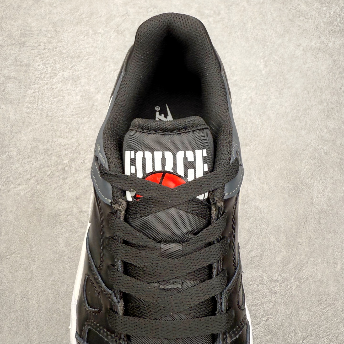 图片[5]-NK Full Force Low 全力以赴系列中复古休闲运动文化篮球板鞋 复古风潮刮呀刮呀刮，鞋圈大厂们挖呀挖呀挖，感觉大家都有光明的未来！不过吧，这鞋款底蕴再怎么深，感觉也禁不住现在这挖法。所以除了单纯的老鞋复刻，大厂们也开发了不少新思路。估计绝大部分小伙伴，包括我在内，应该都没见过这款鞋。但莫名地，我总觉得这是不是一款古早时期的老鞋。毕竟这货，复古味实在太冲了！Full Force 选择采用全皮革鞋面，还有复杂框架➕纯白配色组合，复古氛围拿捏得十分精准。用作点缀的黑、红两色，也同样是 OG 气息拉满的存在。鞋舌标上的篮球 Logo，自带一种，富有年代感的独特辨识度。相当吸睛的，做旧中底➕红色外底组合，则是大大拉高了整鞋的潮流感。还有若隐若现，并不常见的凸印设计，给这鞋加了不少高级质感分。尺码：36 36.5 37.5 38 38.5 39 40 40.5 41 42 42.5 43 44 44.5 45-选品中心