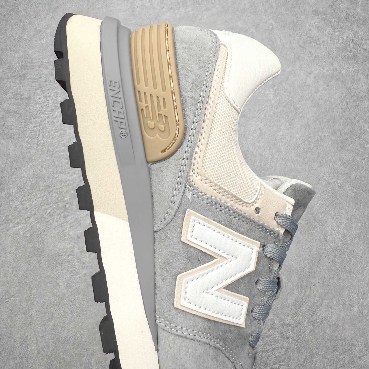 图片[6]-NB新百伦New Balance U574升级版系列低帮复古休闲运动慢跑鞋 新版NB574，妥妥美产既视感有木有。相较传统574，新版鞋跟及鞋面设计自带9系美产既视感！鞋面、内衬质感以及穿着体验更加！鞋型更流畅和饱满,鞋底增添了风格的多样化!底部升级橡胶颗粒大底,更防滑耐磨,上脚后感觉柔软且舒适。尺码：36 36.5 37.5 38 38.5 39.5 40 40.5 41.5 42 42.5 43 44 45-选品中心