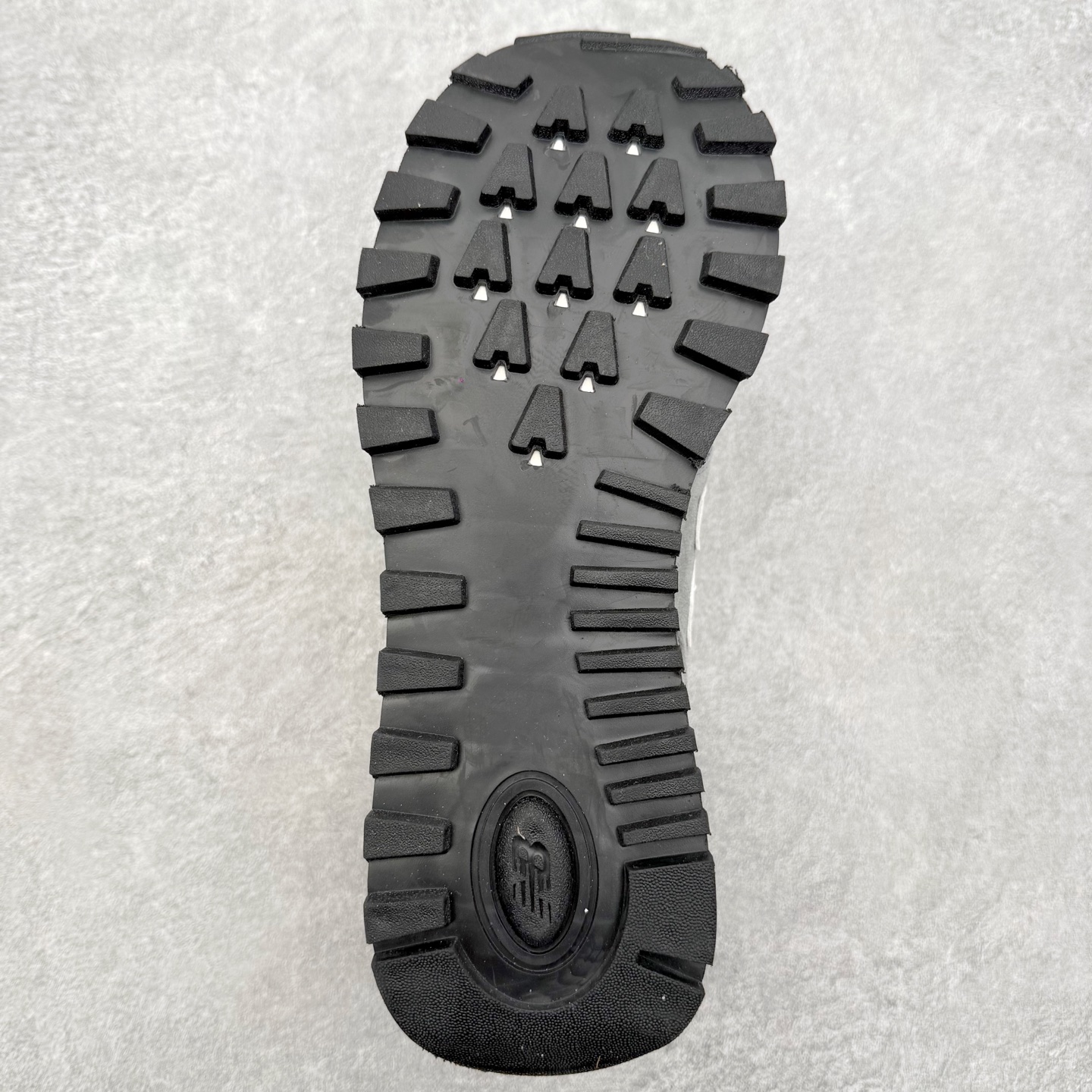 图片[9]-NB新百伦New Balance U574升级版系列低帮复古休闲运动慢跑鞋 新版NB574，妥妥美产既视感有木有。相较传统574，新版鞋跟及鞋面设计自带9系美产既视感！鞋面、内衬质感以及穿着体验更加！鞋型更流畅和饱满,鞋底增添了风格的多样化!底部升级橡胶颗粒大底,更防滑耐磨,上脚后感觉柔软且舒适。尺码：36 36.5 37.5 38 38.5 39.5 40 40.5 41.5 42 42.5 43 44 45-选品中心