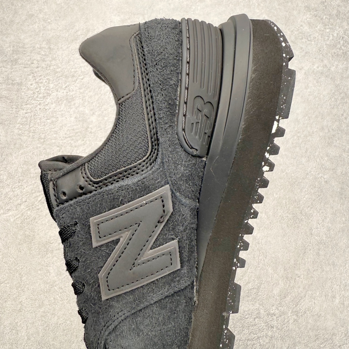 图片[7]-NB新百伦New Balance U574升级版系列低帮复古休闲运动慢跑鞋 新版NB574，妥妥美产既视感有木有。相较传统574，新版鞋跟及鞋面设计自带9系美产既视感！鞋面、内衬质感以及穿着体验更加！鞋型更流畅和饱满,鞋底增添了风格的多样化!底部升级橡胶颗粒大底,更防滑耐磨,上脚后感觉柔软且舒适。尺码：36 36.5 37.5 38 38.5 39.5 40 40.5 41.5 42 42.5 43 44 45-选品中心