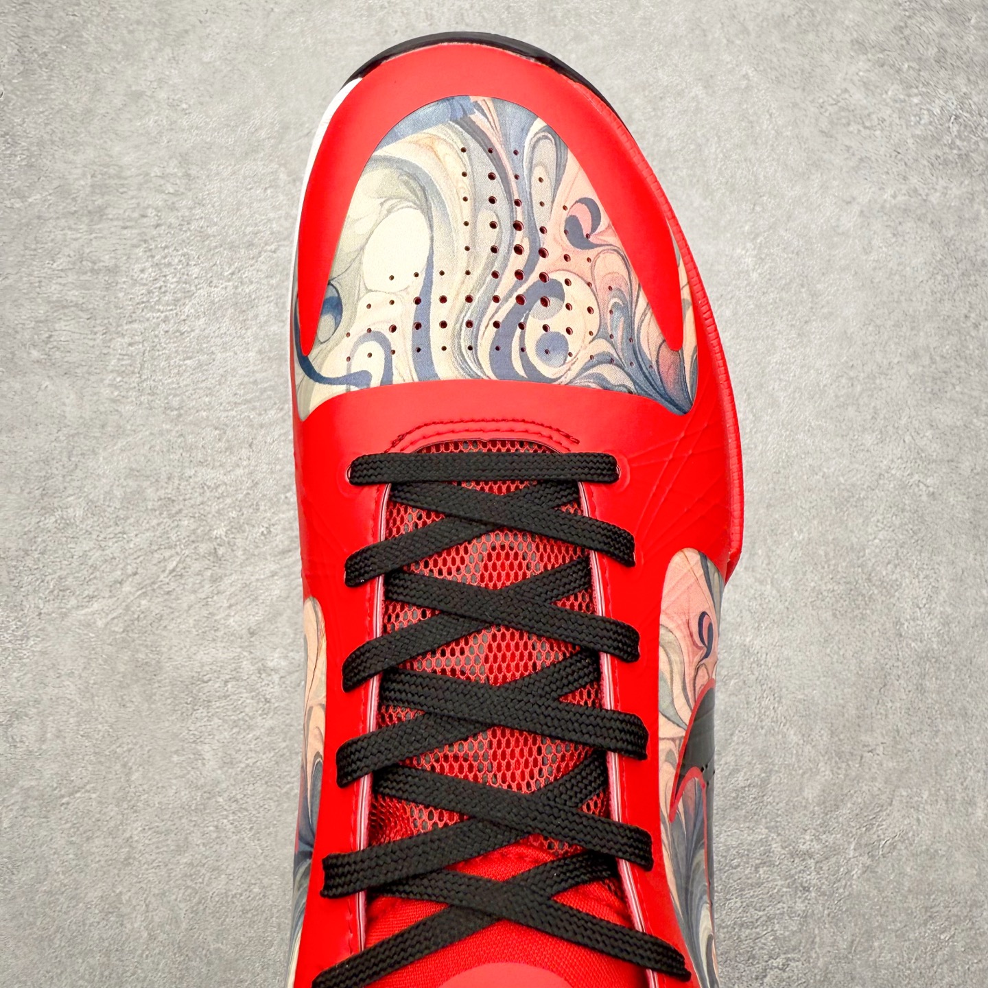 图片[4]-NK Zoom Kobe 5 Protro 科比五代实战篮球鞋 马年定制CYN配色 Eric Avar 这一次在设计中将轻盈发挥到了极致 鞋面采用了更加轻盈、更加强韧的创新的Flywire 2.0技术 球鞋重量更加轻质 重量仅为10.6盎司 内靴设计也使得穿着更加舒适 中底的配置则依日是可靠的zoom气垫和碳板的搭配 外底有个小细节令人十分喜欢 将纹路做成了心电图状 寓意科比对于篮球的喜爱 尺码：40 40.5 41 42 42.5 43 44 44.5 45 46-选品中心