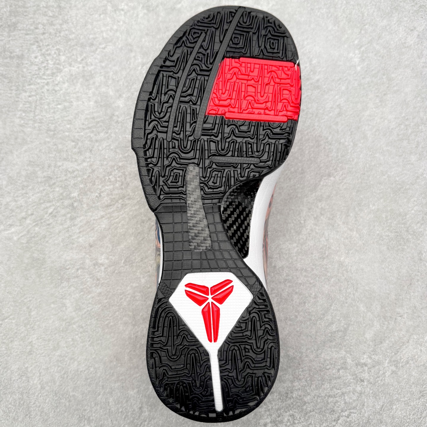 图片[9]-NK Zoom Kobe 5 Protro 科比五代实战篮球鞋 马年定制CYN配色 Eric Avar 这一次在设计中将轻盈发挥到了极致 鞋面采用了更加轻盈、更加强韧的创新的Flywire 2.0技术 球鞋重量更加轻质 重量仅为10.6盎司 内靴设计也使得穿着更加舒适 中底的配置则依日是可靠的zoom气垫和碳板的搭配 外底有个小细节令人十分喜欢 将纹路做成了心电图状 寓意科比对于篮球的喜爱 尺码：40 40.5 41 42 42.5 43 44 44.5 45 46-选品中心