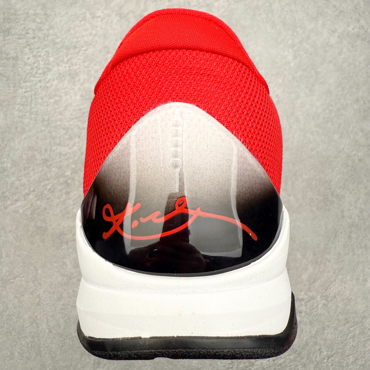 图片[8]-NK Zoom Kobe 5 Protro 科比五代实战篮球鞋 马年定制CYN配色 Eric Avar 这一次在设计中将轻盈发挥到了极致 鞋面采用了更加轻盈、更加强韧的创新的Flywire 2.0技术 球鞋重量更加轻质 重量仅为10.6盎司 内靴设计也使得穿着更加舒适 中底的配置则依日是可靠的zoom气垫和碳板的搭配 外底有个小细节令人十分喜欢 将纹路做成了心电图状 寓意科比对于篮球的喜爱 尺码：40 40.5 41 42 42.5 43 44 44.5 45 46-选品中心