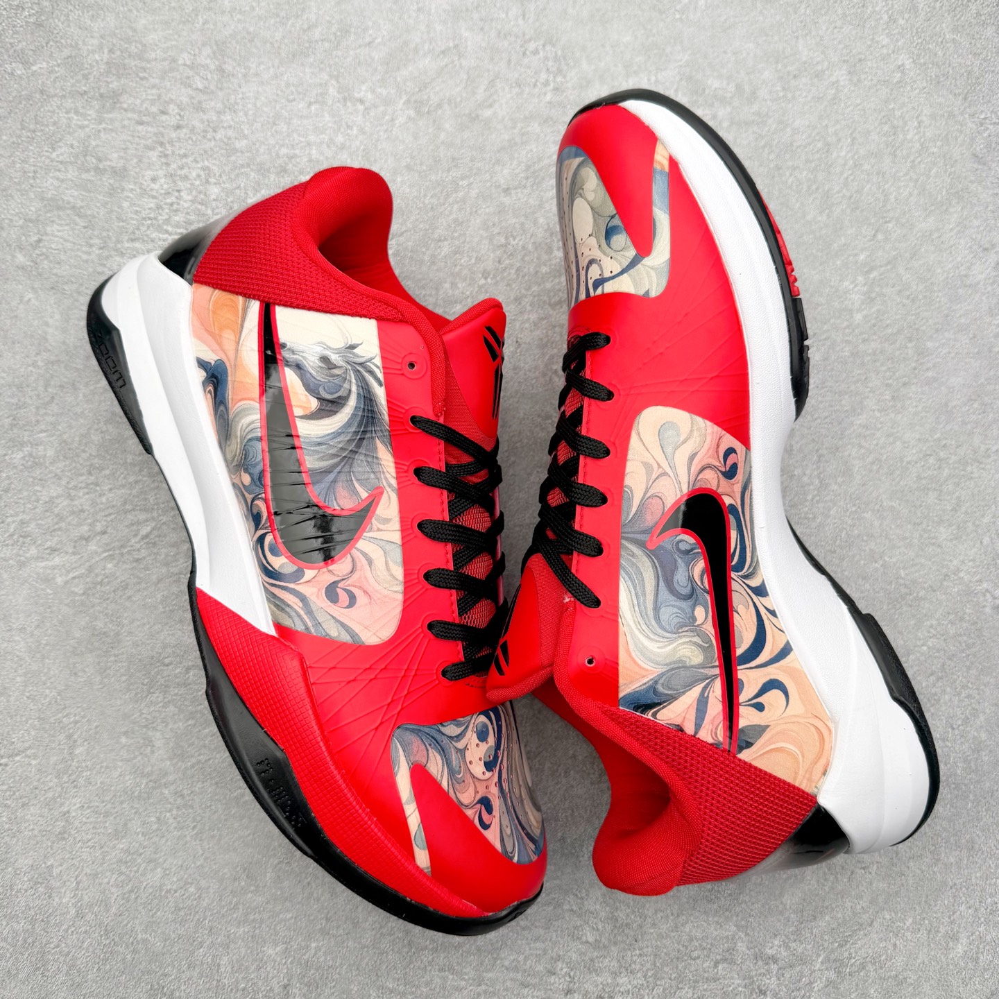 图片[3]-NK Zoom Kobe 5 Protro 科比五代实战篮球鞋 马年定制CYN配色 Eric Avar 这一次在设计中将轻盈发挥到了极致 鞋面采用了更加轻盈、更加强韧的创新的Flywire 2.0技术 球鞋重量更加轻质 重量仅为10.6盎司 内靴设计也使得穿着更加舒适 中底的配置则依日是可靠的zoom气垫和碳板的搭配 外底有个小细节令人十分喜欢 将纹路做成了心电图状 寓意科比对于篮球的喜爱 尺码：40 40.5 41 42 42.5 43 44 44.5 45 46-选品中心