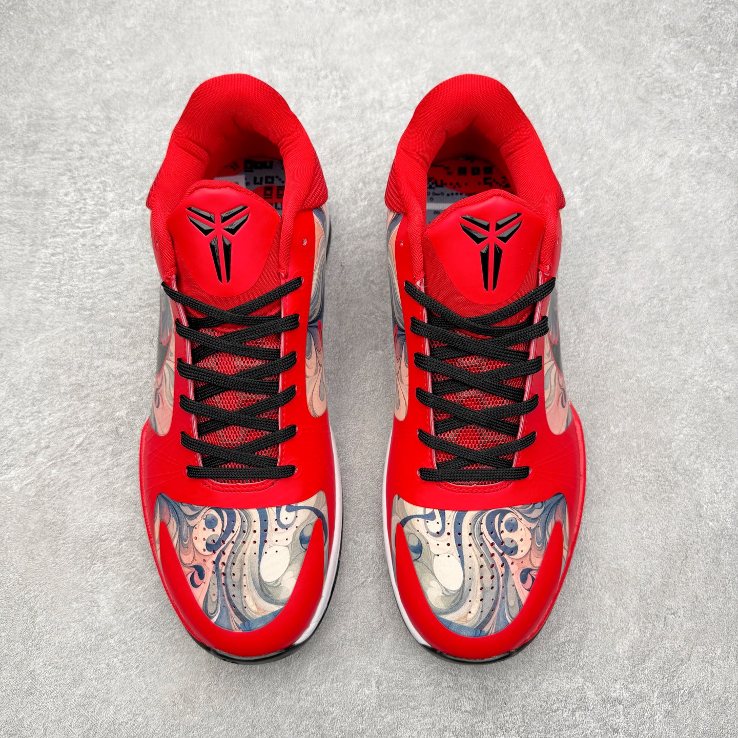 图片[2]-NK Zoom Kobe 5 Protro 科比五代实战篮球鞋 马年定制CYN配色 Eric Avar 这一次在设计中将轻盈发挥到了极致 鞋面采用了更加轻盈、更加强韧的创新的Flywire 2.0技术 球鞋重量更加轻质 重量仅为10.6盎司 内靴设计也使得穿着更加舒适 中底的配置则依日是可靠的zoom气垫和碳板的搭配 外底有个小细节令人十分喜欢 将纹路做成了心电图状 寓意科比对于篮球的喜爱 尺码：40 40.5 41 42 42.5 43 44 44.5 45 46-选品中心