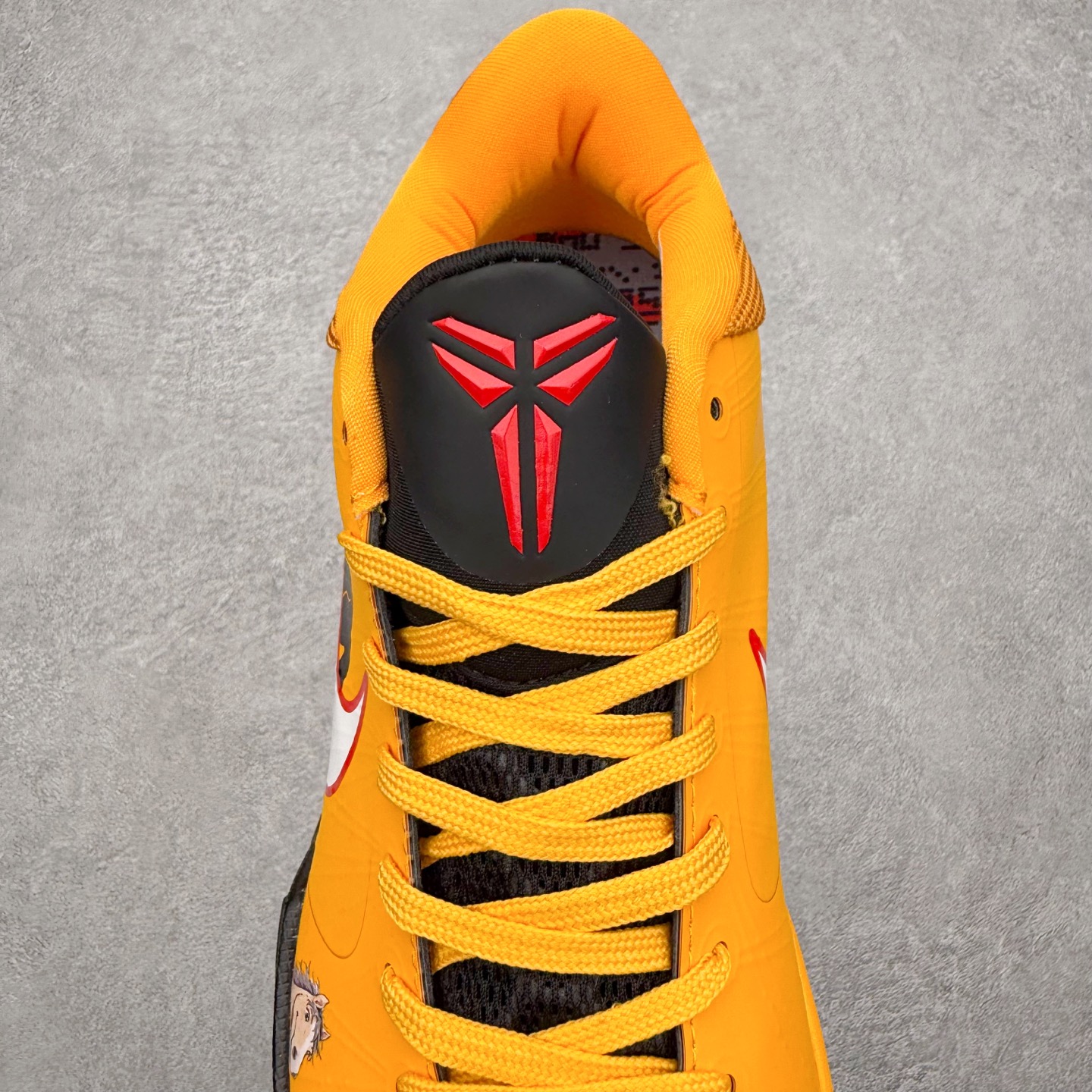 图片[5]-NK Zoom Kobe 5 Protro 科比五代实战篮球鞋 马年定制CYN配色 Eric Avar 这一次在设计中将轻盈发挥到了极致 鞋面采用了更加轻盈、更加强韧的创新的Flywire 2.0技术 球鞋重量更加轻质 重量仅为10.6盎司 内靴设计也使得穿着更加舒适 中底的配置则依日是可靠的zoom气垫和碳板的搭配 外底有个小细节令人十分喜欢 将纹路做成了心电图状 寓意科比对于篮球的喜爱 尺码：40 40.5 41 42 42.5 43 44 44.5 45 46-选品中心