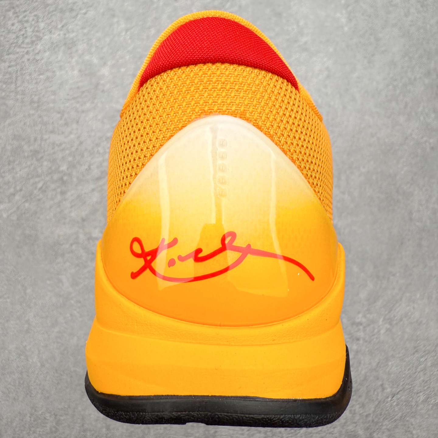 图片[8]-NK Zoom Kobe 5 Protro 科比五代实战篮球鞋 马年定制CYN配色 Eric Avar 这一次在设计中将轻盈发挥到了极致 鞋面采用了更加轻盈、更加强韧的创新的Flywire 2.0技术 球鞋重量更加轻质 重量仅为10.6盎司 内靴设计也使得穿着更加舒适 中底的配置则依日是可靠的zoom气垫和碳板的搭配 外底有个小细节令人十分喜欢 将纹路做成了心电图状 寓意科比对于篮球的喜爱 尺码：40 40.5 41 42 42.5 43 44 44.5 45 46-选品中心