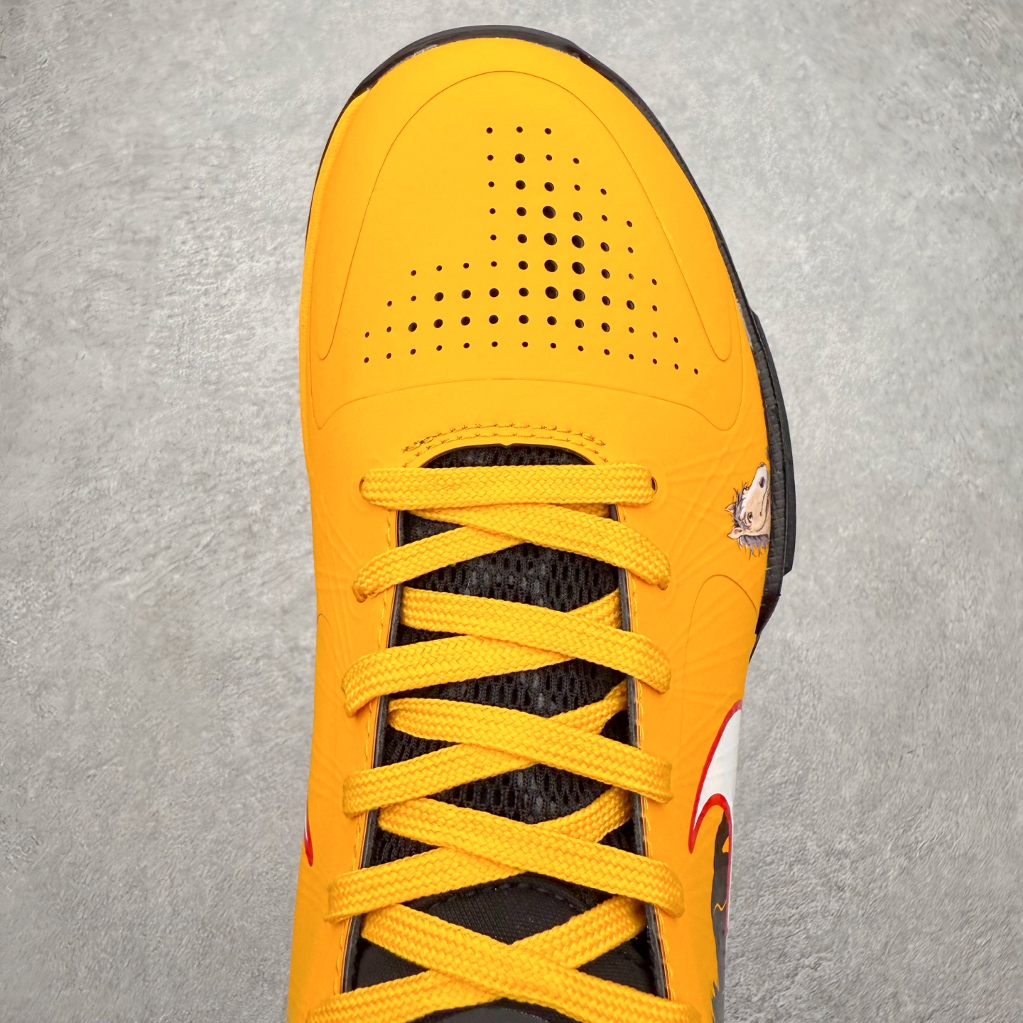 图片[4]-NK Zoom Kobe 5 Protro 科比五代实战篮球鞋 马年定制CYN配色 Eric Avar 这一次在设计中将轻盈发挥到了极致 鞋面采用了更加轻盈、更加强韧的创新的Flywire 2.0技术 球鞋重量更加轻质 重量仅为10.6盎司 内靴设计也使得穿着更加舒适 中底的配置则依日是可靠的zoom气垫和碳板的搭配 外底有个小细节令人十分喜欢 将纹路做成了心电图状 寓意科比对于篮球的喜爱 尺码：40 40.5 41 42 42.5 43 44 44.5 45 46-选品中心
