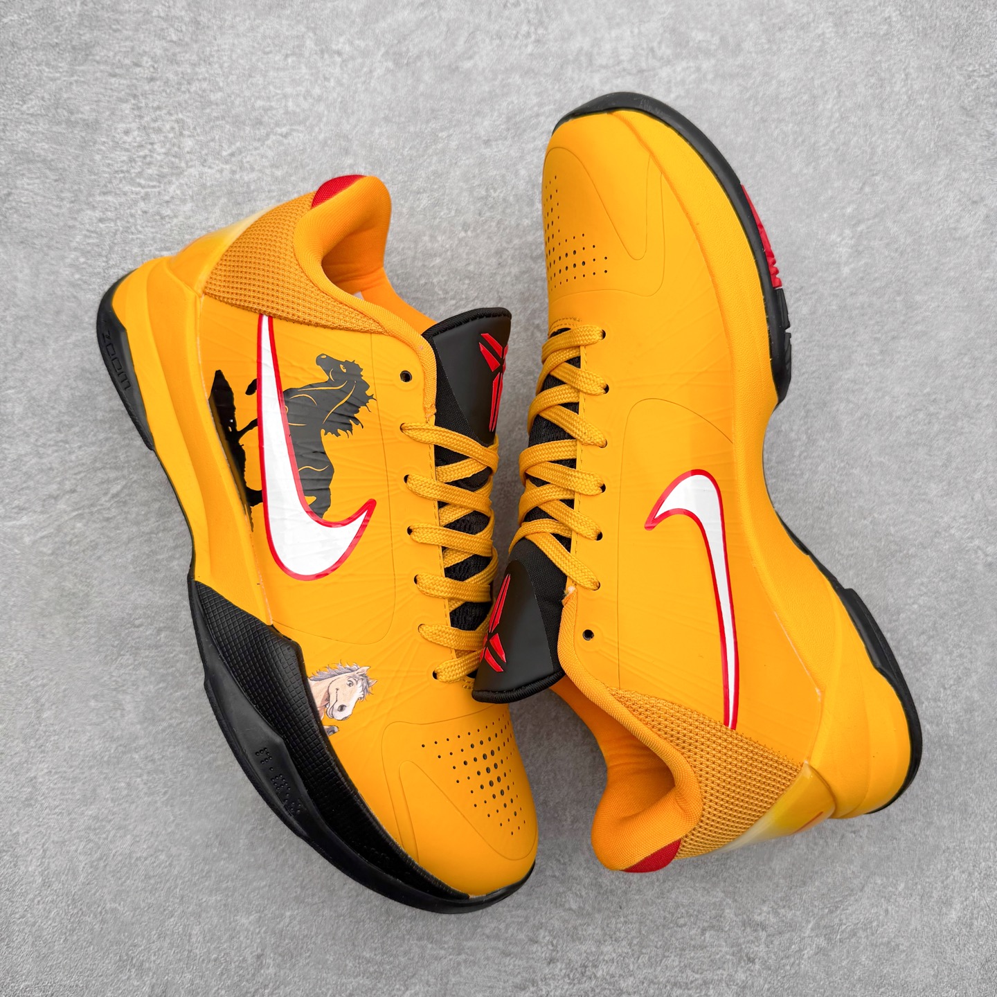 图片[3]-NK Zoom Kobe 5 Protro 科比五代实战篮球鞋 马年定制CYN配色 Eric Avar 这一次在设计中将轻盈发挥到了极致 鞋面采用了更加轻盈、更加强韧的创新的Flywire 2.0技术 球鞋重量更加轻质 重量仅为10.6盎司 内靴设计也使得穿着更加舒适 中底的配置则依日是可靠的zoom气垫和碳板的搭配 外底有个小细节令人十分喜欢 将纹路做成了心电图状 寓意科比对于篮球的喜爱 尺码：40 40.5 41 42 42.5 43 44 44.5 45 46-选品中心
