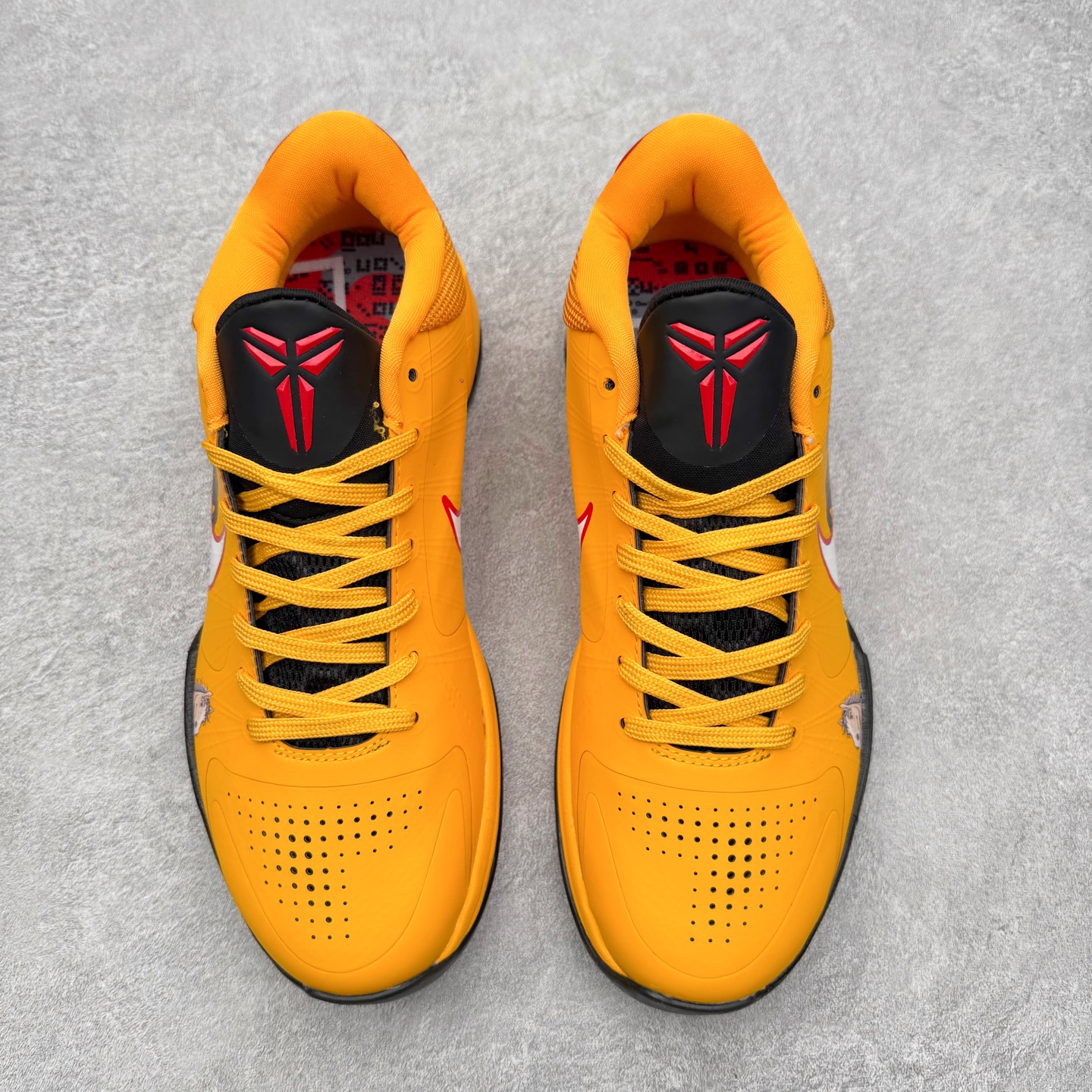 图片[2]-NK Zoom Kobe 5 Protro 科比五代实战篮球鞋 马年定制CYN配色 Eric Avar 这一次在设计中将轻盈发挥到了极致 鞋面采用了更加轻盈、更加强韧的创新的Flywire 2.0技术 球鞋重量更加轻质 重量仅为10.6盎司 内靴设计也使得穿着更加舒适 中底的配置则依日是可靠的zoom气垫和碳板的搭配 外底有个小细节令人十分喜欢 将纹路做成了心电图状 寓意科比对于篮球的喜爱 尺码：40 40.5 41 42 42.5 43 44 44.5 45 46-选品中心