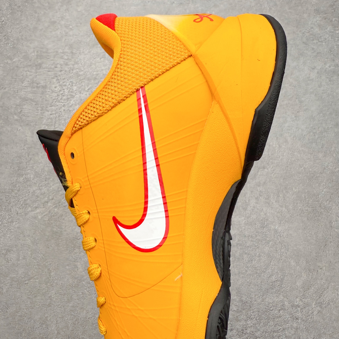 图片[7]-NK Zoom Kobe 5 Protro 科比五代实战篮球鞋 马年定制CYN配色 Eric Avar 这一次在设计中将轻盈发挥到了极致 鞋面采用了更加轻盈、更加强韧的创新的Flywire 2.0技术 球鞋重量更加轻质 重量仅为10.6盎司 内靴设计也使得穿着更加舒适 中底的配置则依日是可靠的zoom气垫和碳板的搭配 外底有个小细节令人十分喜欢 将纹路做成了心电图状 寓意科比对于篮球的喜爱 尺码：40 40.5 41 42 42.5 43 44 44.5 45 46-选品中心