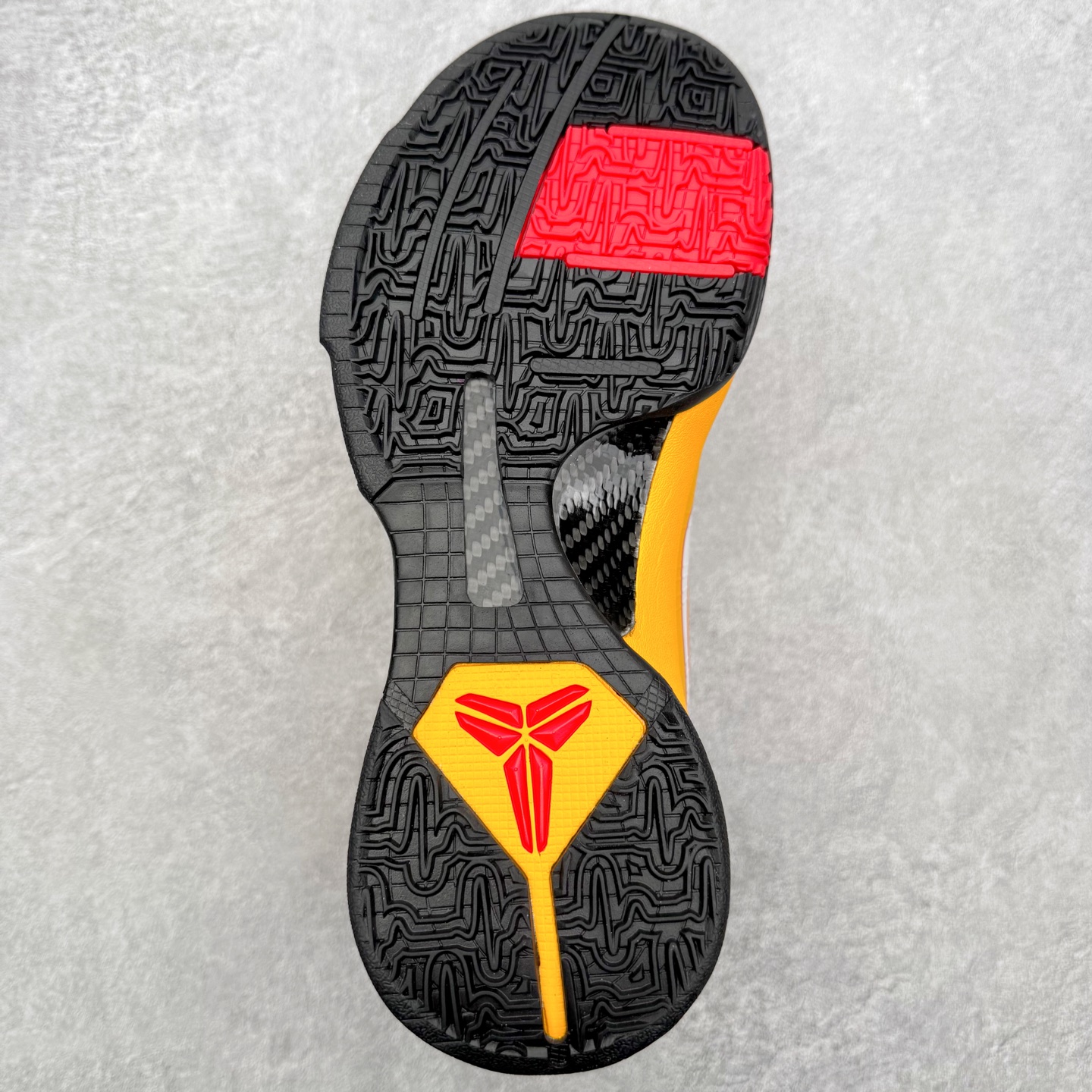 图片[9]-NK Zoom Kobe 5 Protro 科比五代实战篮球鞋 马年定制CYN配色 Eric Avar 这一次在设计中将轻盈发挥到了极致 鞋面采用了更加轻盈、更加强韧的创新的Flywire 2.0技术 球鞋重量更加轻质 重量仅为10.6盎司 内靴设计也使得穿着更加舒适 中底的配置则依日是可靠的zoom气垫和碳板的搭配 外底有个小细节令人十分喜欢 将纹路做成了心电图状 寓意科比对于篮球的喜爱 尺码：40 40.5 41 42 42.5 43 44 44.5 45 46-选品中心