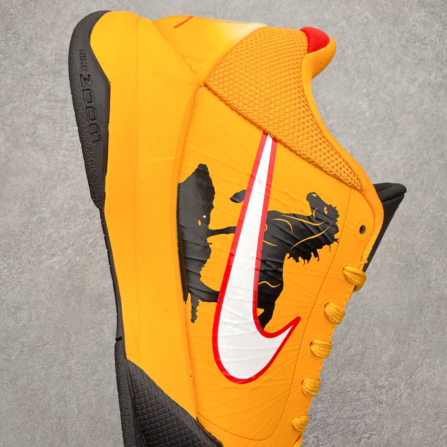 图片[6]-NK Zoom Kobe 5 Protro 科比五代实战篮球鞋 马年定制CYN配色 Eric Avar 这一次在设计中将轻盈发挥到了极致 鞋面采用了更加轻盈、更加强韧的创新的Flywire 2.0技术 球鞋重量更加轻质 重量仅为10.6盎司 内靴设计也使得穿着更加舒适 中底的配置则依日是可靠的zoom气垫和碳板的搭配 外底有个小细节令人十分喜欢 将纹路做成了心电图状 寓意科比对于篮球的喜爱 尺码：40 40.5 41 42 42.5 43 44 44.5 45 46-选品中心
