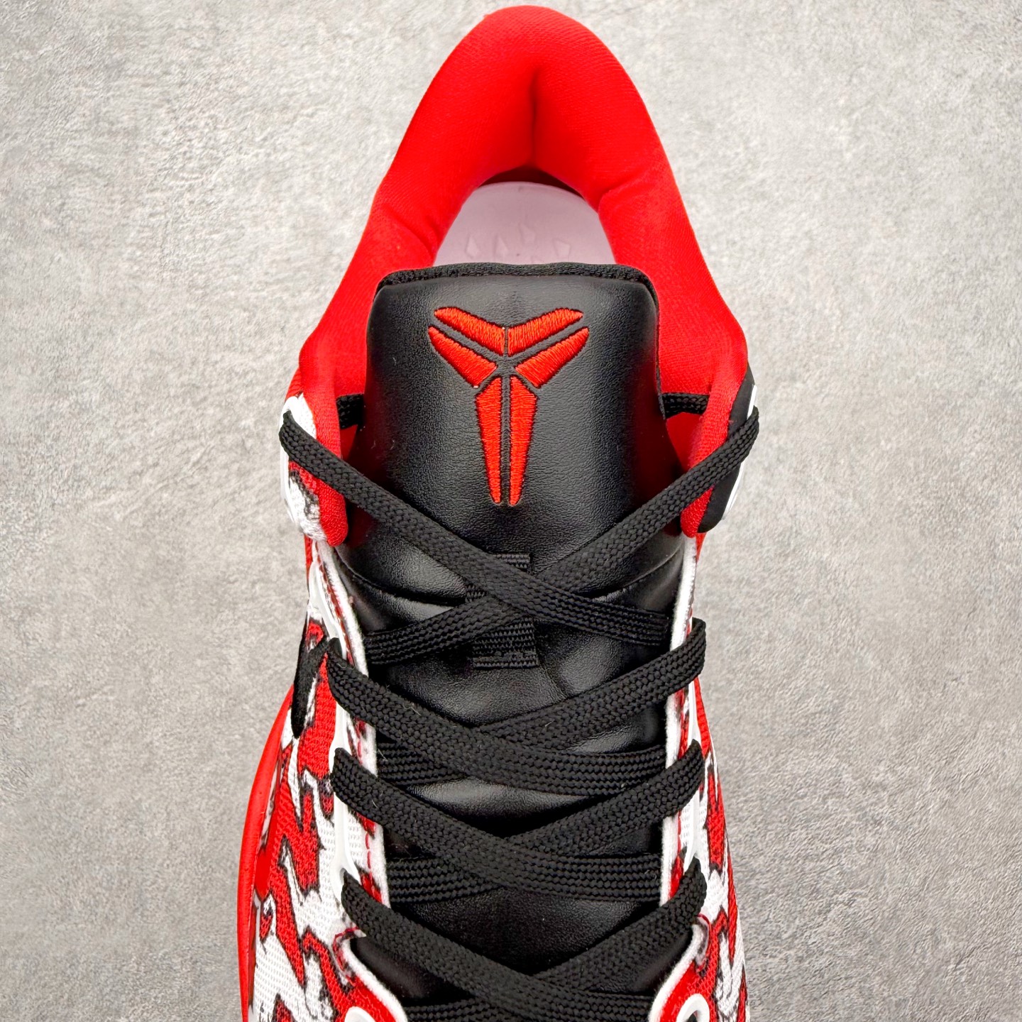 图片[5]-NK Zoom Kobe 8 Protro 科比八代实战篮球鞋 马年定制CYN配色 Eric Avar 这一次在设计中将轻盈发挥到了极致 鞋面采用了更加轻盈、更加强韧的创新的Flywire 2.0技术 球鞋重量更加轻质 重量仅为10.6盎司 内靴设计也使得穿着更加舒适 中底的配置则依日是可靠的zoom气垫和碳板的搭配 外底有个小细节令人十分喜欢 将纹路做成了心电图状 寓意科比对于篮球的喜爱 尺码：40 40.5 41 42 42.5 43 44 44.5 45 46-选品中心