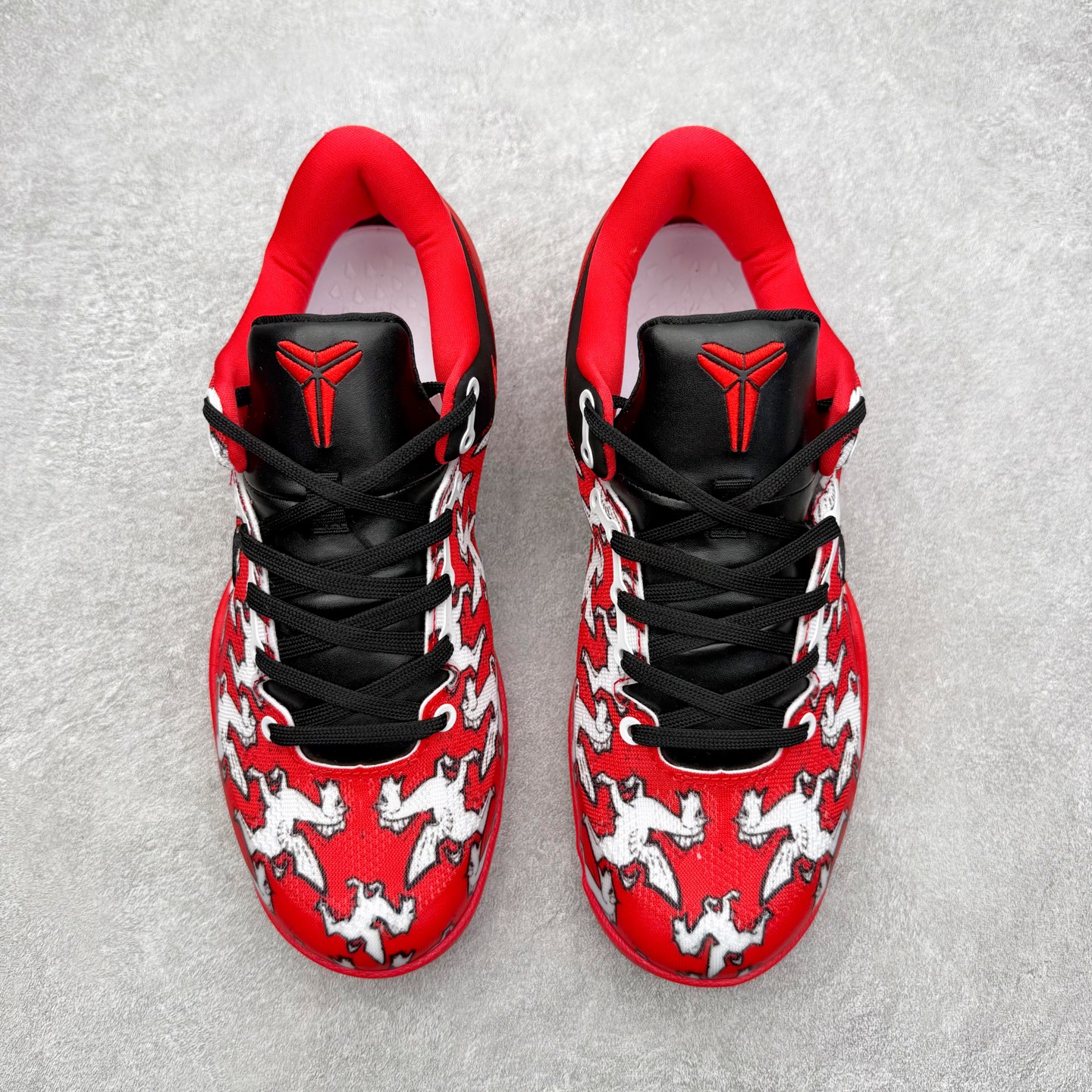 图片[2]-NK Zoom Kobe 8 Protro 科比八代实战篮球鞋 马年定制CYN配色 Eric Avar 这一次在设计中将轻盈发挥到了极致 鞋面采用了更加轻盈、更加强韧的创新的Flywire 2.0技术 球鞋重量更加轻质 重量仅为10.6盎司 内靴设计也使得穿着更加舒适 中底的配置则依日是可靠的zoom气垫和碳板的搭配 外底有个小细节令人十分喜欢 将纹路做成了心电图状 寓意科比对于篮球的喜爱 尺码：40 40.5 41 42 42.5 43 44 44.5 45 46-选品中心