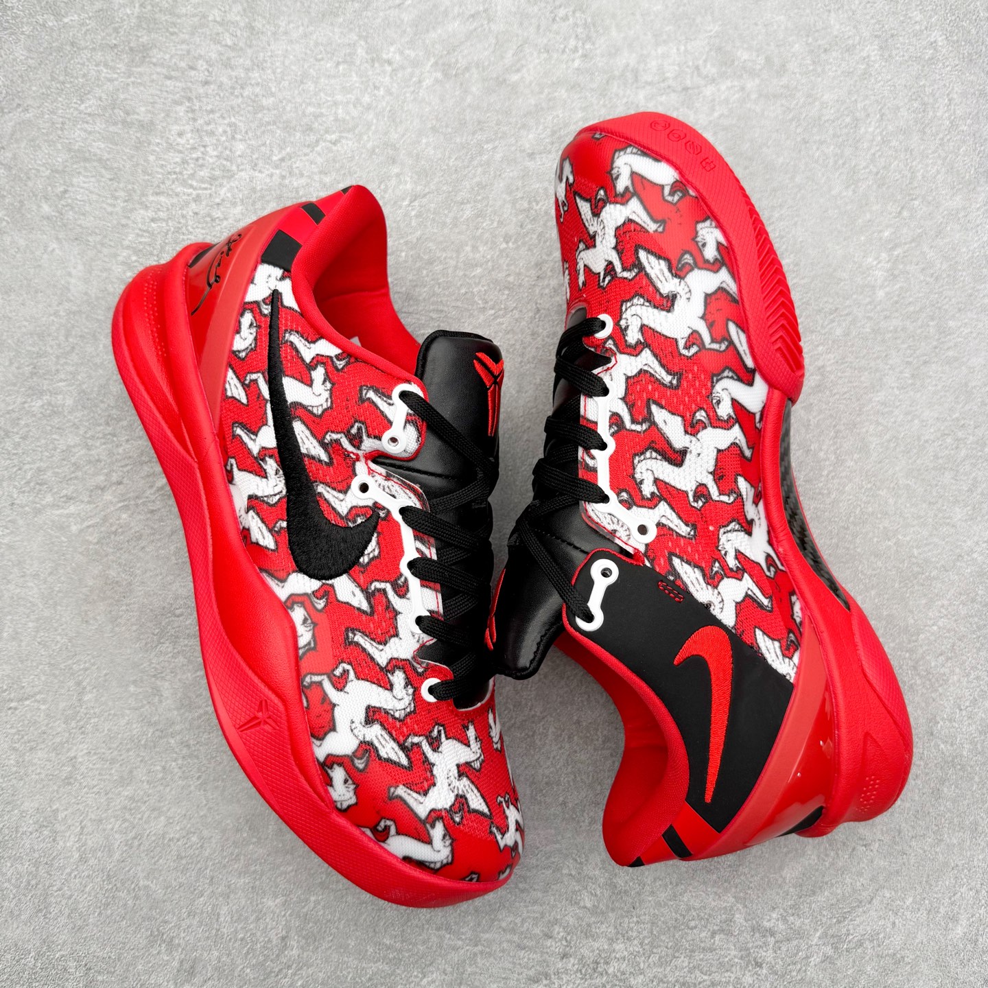 图片[3]-NK Zoom Kobe 8 Protro 科比八代实战篮球鞋 马年定制CYN配色 Eric Avar 这一次在设计中将轻盈发挥到了极致 鞋面采用了更加轻盈、更加强韧的创新的Flywire 2.0技术 球鞋重量更加轻质 重量仅为10.6盎司 内靴设计也使得穿着更加舒适 中底的配置则依日是可靠的zoom气垫和碳板的搭配 外底有个小细节令人十分喜欢 将纹路做成了心电图状 寓意科比对于篮球的喜爱 尺码：40 40.5 41 42 42.5 43 44 44.5 45 46-选品中心