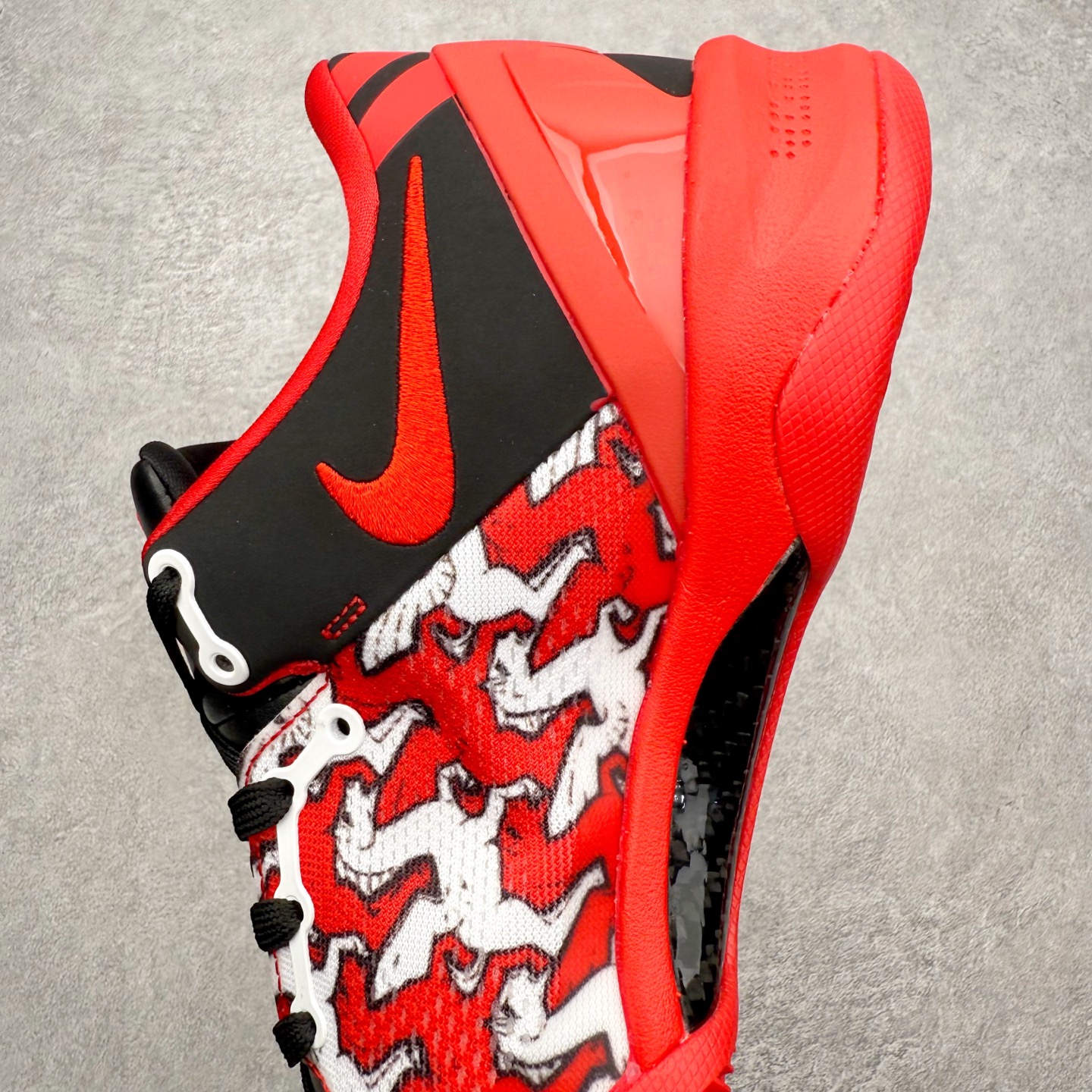 图片[7]-NK Zoom Kobe 8 Protro 科比八代实战篮球鞋 马年定制CYN配色 Eric Avar 这一次在设计中将轻盈发挥到了极致 鞋面采用了更加轻盈、更加强韧的创新的Flywire 2.0技术 球鞋重量更加轻质 重量仅为10.6盎司 内靴设计也使得穿着更加舒适 中底的配置则依日是可靠的zoom气垫和碳板的搭配 外底有个小细节令人十分喜欢 将纹路做成了心电图状 寓意科比对于篮球的喜爱 尺码：40 40.5 41 42 42.5 43 44 44.5 45 46-选品中心