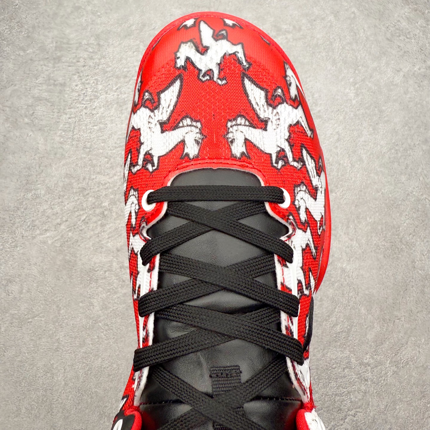 图片[4]-NK Zoom Kobe 8 Protro 科比八代实战篮球鞋 马年定制CYN配色 Eric Avar 这一次在设计中将轻盈发挥到了极致 鞋面采用了更加轻盈、更加强韧的创新的Flywire 2.0技术 球鞋重量更加轻质 重量仅为10.6盎司 内靴设计也使得穿着更加舒适 中底的配置则依日是可靠的zoom气垫和碳板的搭配 外底有个小细节令人十分喜欢 将纹路做成了心电图状 寓意科比对于篮球的喜爱 尺码：40 40.5 41 42 42.5 43 44 44.5 45 46-选品中心