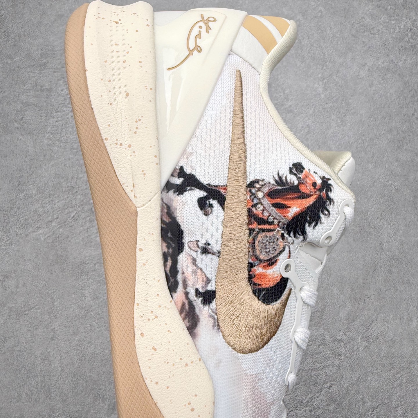 图片[6]-NK Zoom Kobe 8 Protro 科比八代实战篮球鞋 马年定制CYN配色 Eric Avar 这一次在设计中将轻盈发挥到了极致 鞋面采用了更加轻盈、更加强韧的创新的Flywire 2.0技术 球鞋重量更加轻质 重量仅为10.6盎司 内靴设计也使得穿着更加舒适 中底的配置则依日是可靠的zoom气垫和碳板的搭配 外底有个小细节令人十分喜欢 将纹路做成了心电图状 寓意科比对于篮球的喜爱 尺码：40 40.5 41 42 42.5 43 44 44.5 45 46-选品中心
